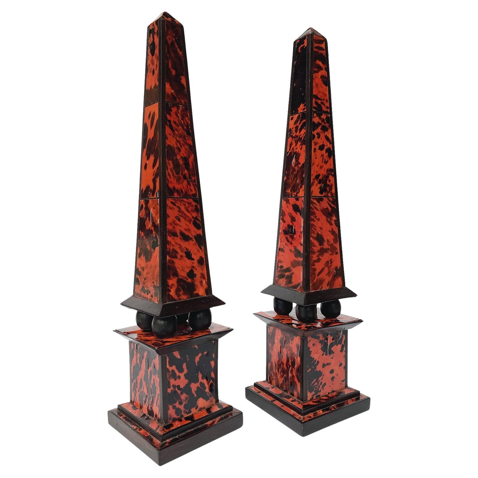 Obélisques Vintage avec placage de faux coquillages - une paire en vente