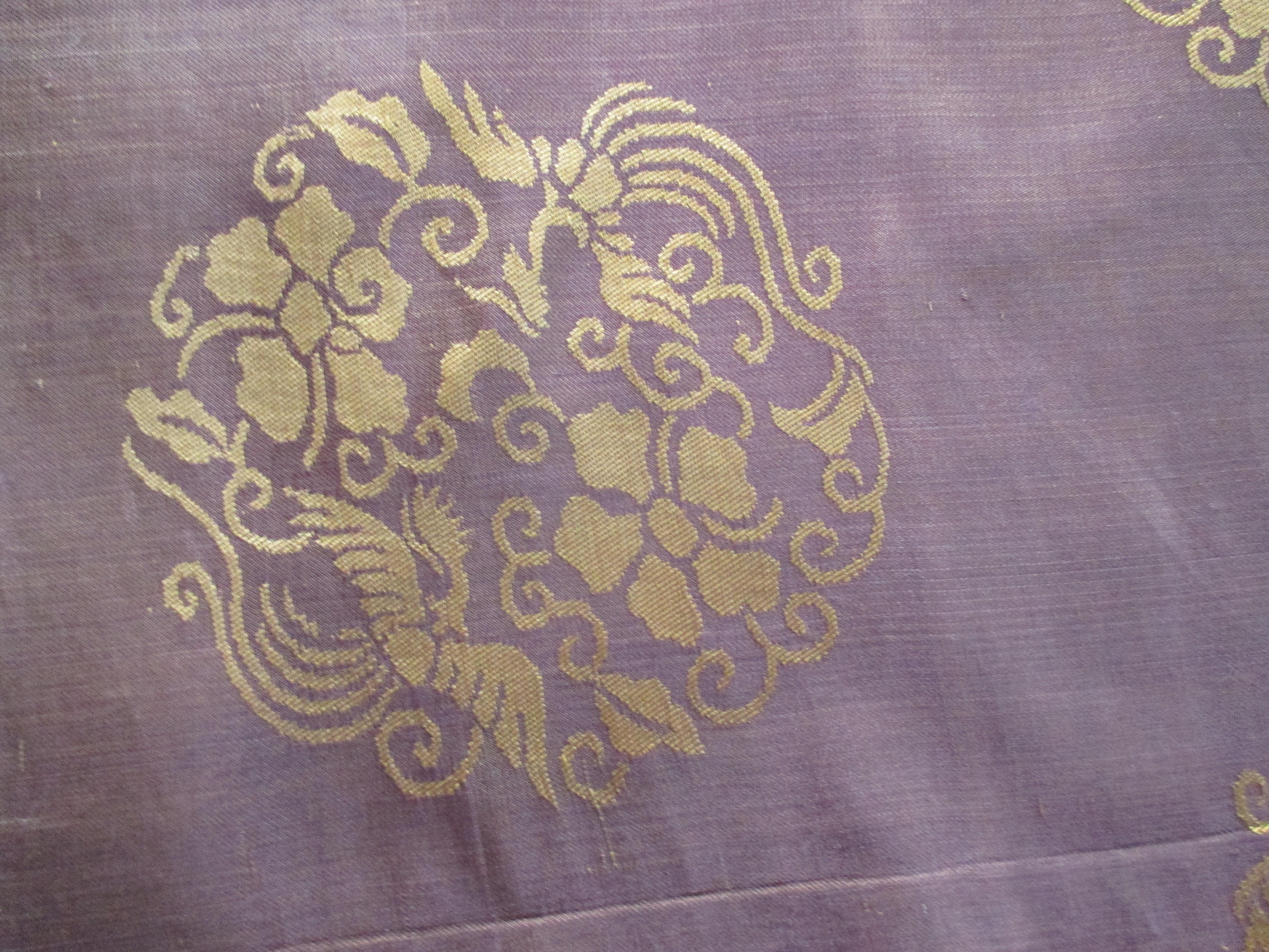 Vintage obi brown and gold silk textile with flowers and birds medallions.
Ideal for pillows.
Sold as is.
Size: 16.5