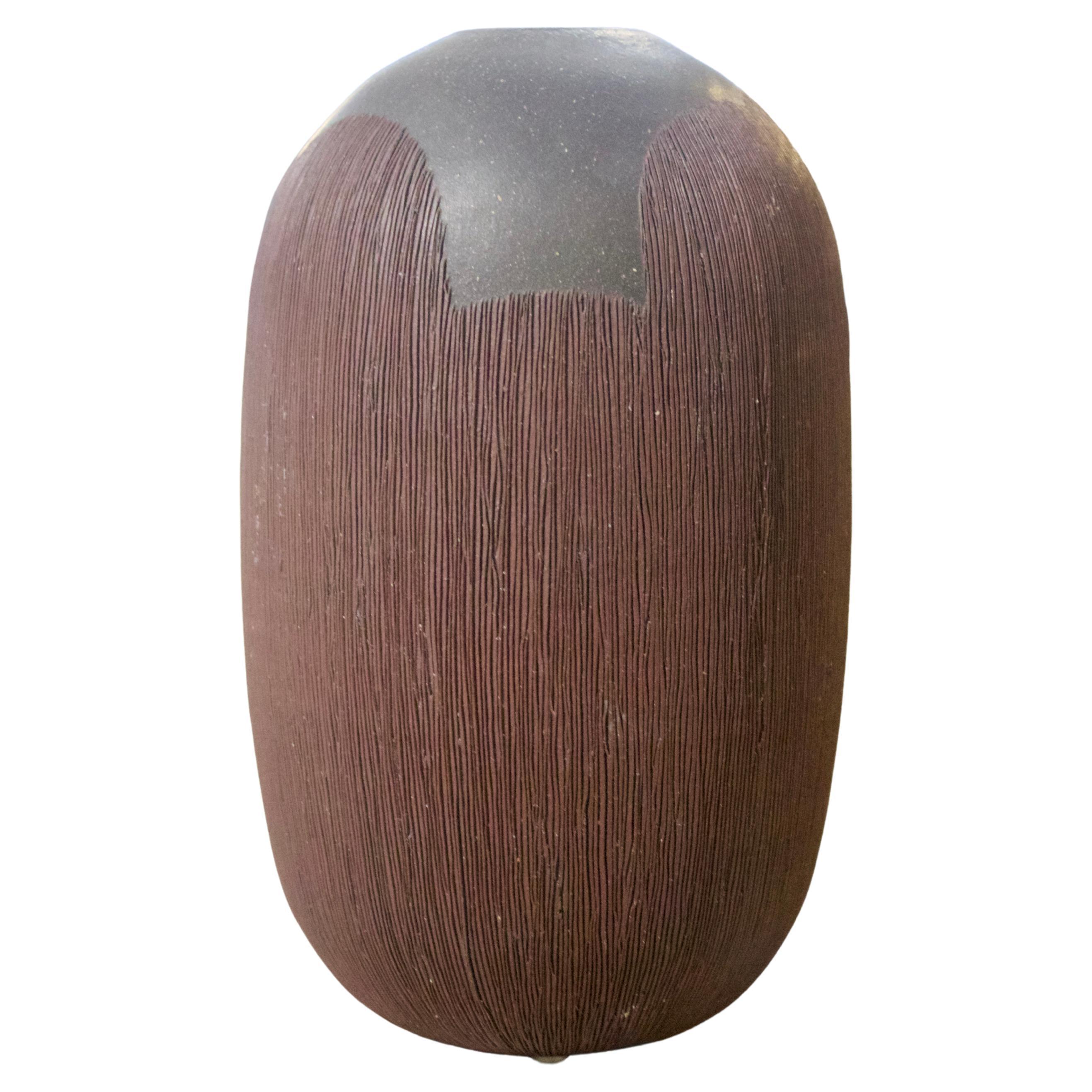 Vaso oblungo d
epoca in Wood con lati strutturati e increspati in vendita