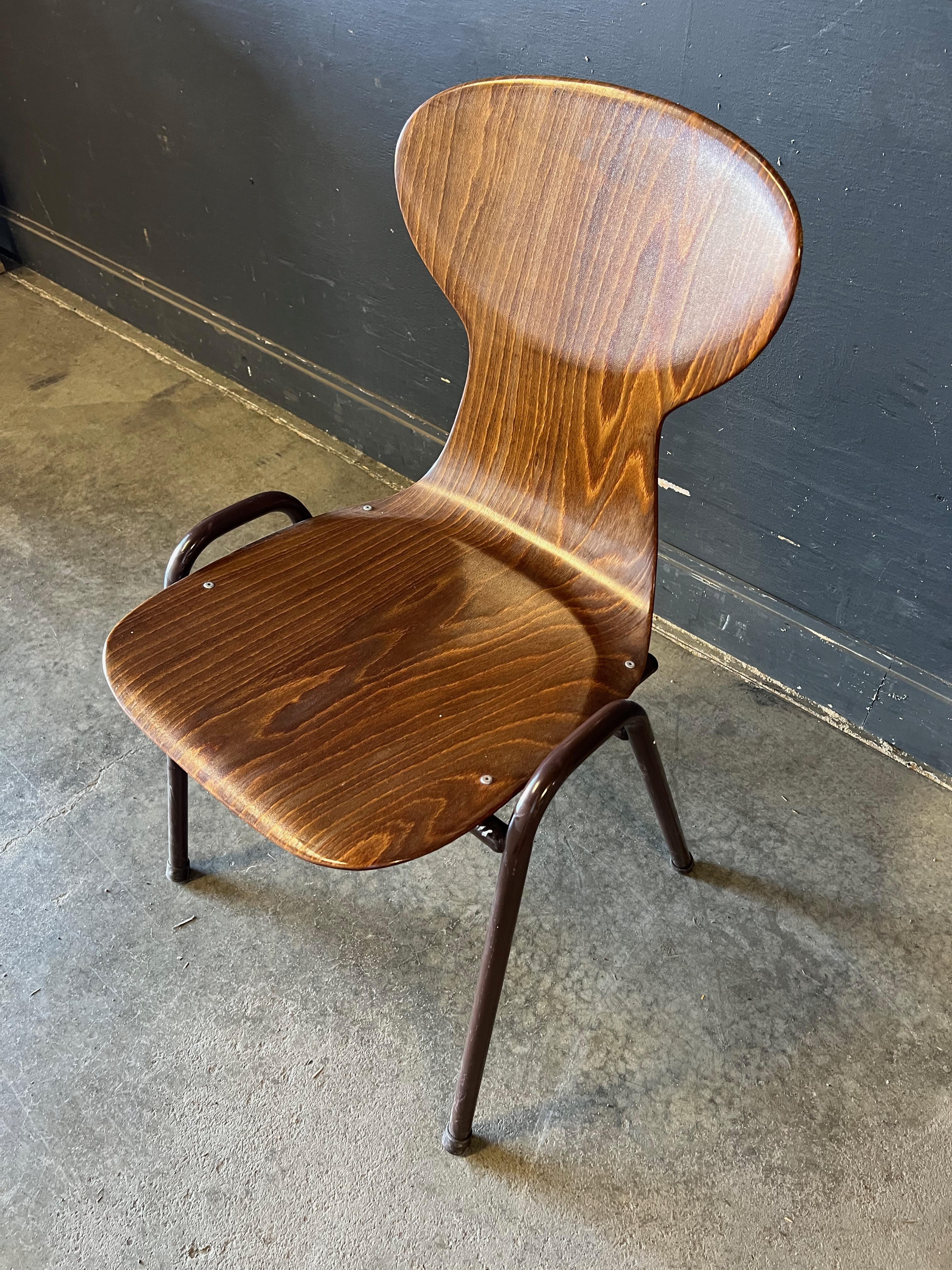 Chaise empilable OBO en bois et métal, Hollande, années 1960-1970, par Obo Eromes. Ce modèle élancé et arrondi est inhabituel et magnifique. Malgré sa forme délicate, la chaise est très solide et confortable, avec un soutien lombaire et une assise