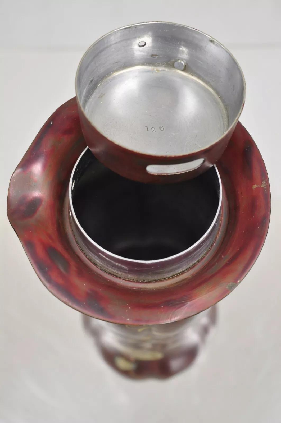Jarra Bulbosa Vintage Japón Ocupado Bronce Metal Lacado Rojo by Marumi en Bueno estado para la venta en Philadelphia, PA