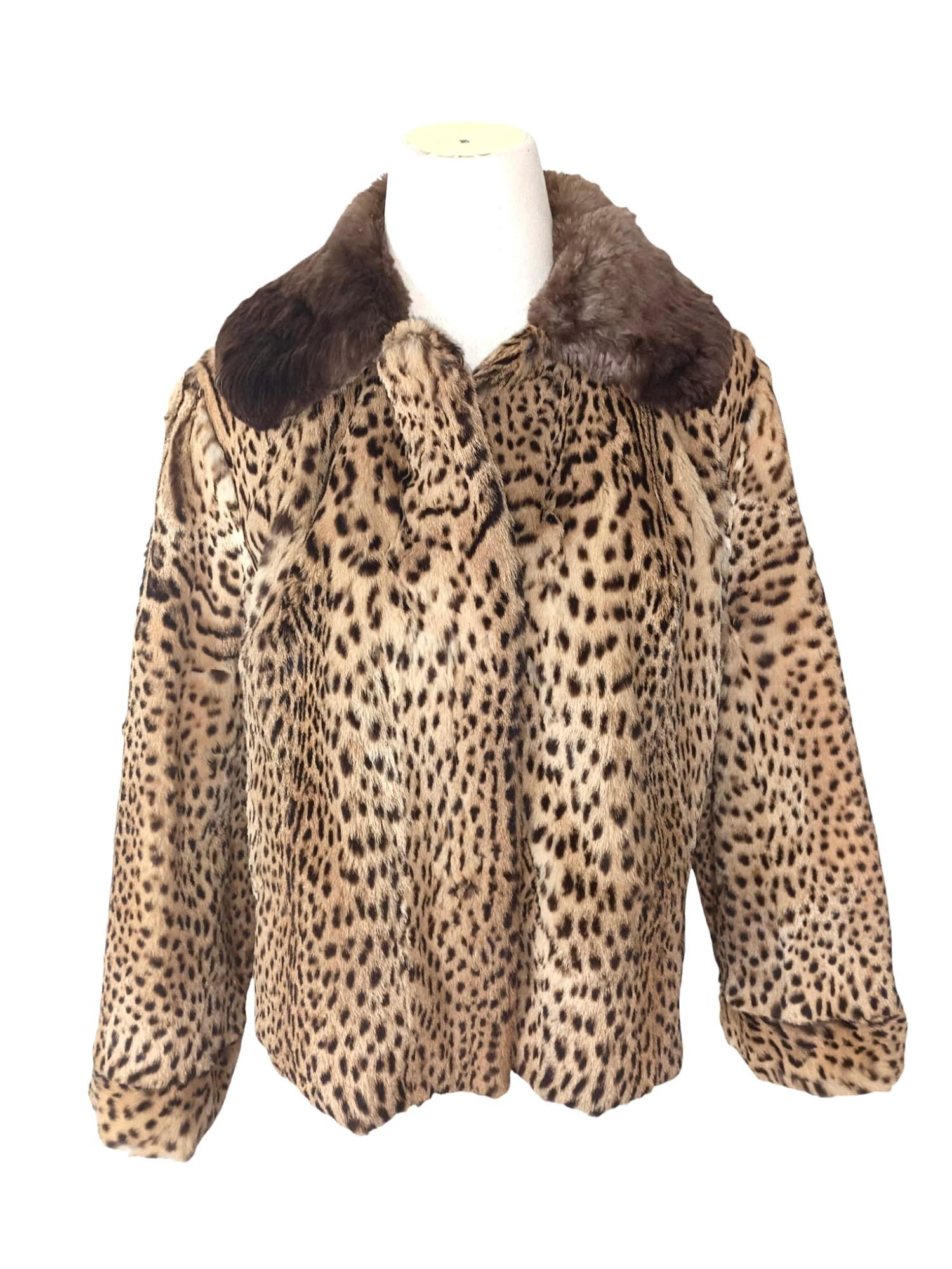 PRODUCT DESCRIPTION:

Vintage Ocelot fur coat size 10

Condition: excellent 

Closure: Metal clasp

Color: Orange brown and black

Material: Fur

Garment type: ocelot fur coat 

Sleeves: straight with decorated cuffs

Pockets: two slit
