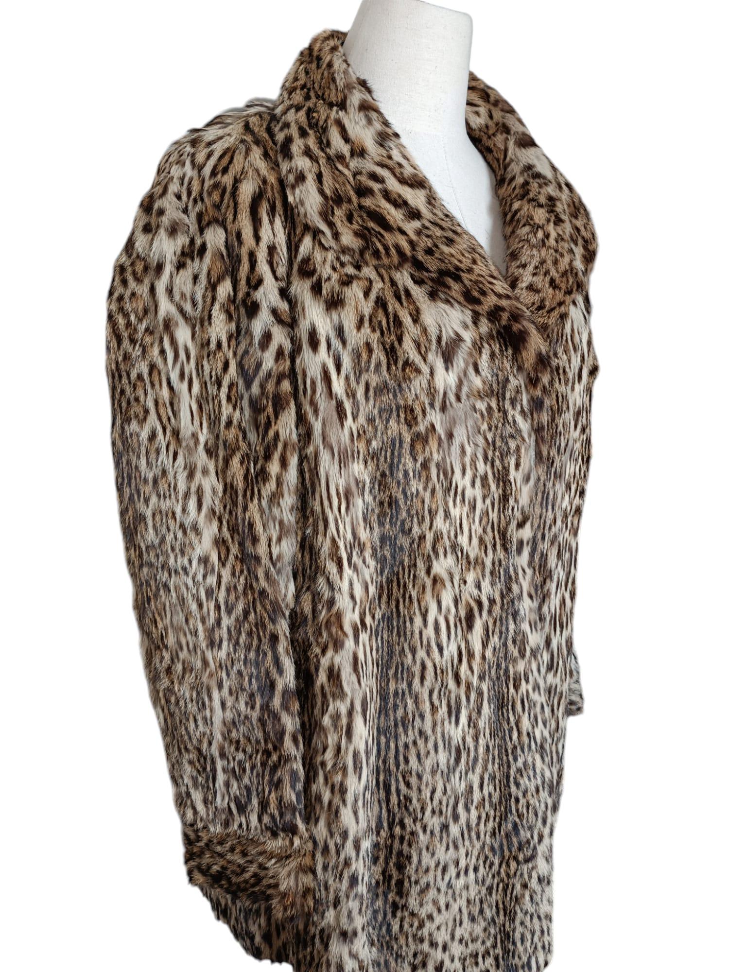 PRODUCT DESCRIPTION:

Vintage Ocelot fur coat size 14

Condition: some wear at the back of the coat see pictures 

Closure: Metal clasp

Color: Orange brown and black

Material: Fur

Garment type: ocelot fur coat 

Sleeves: Doleman with