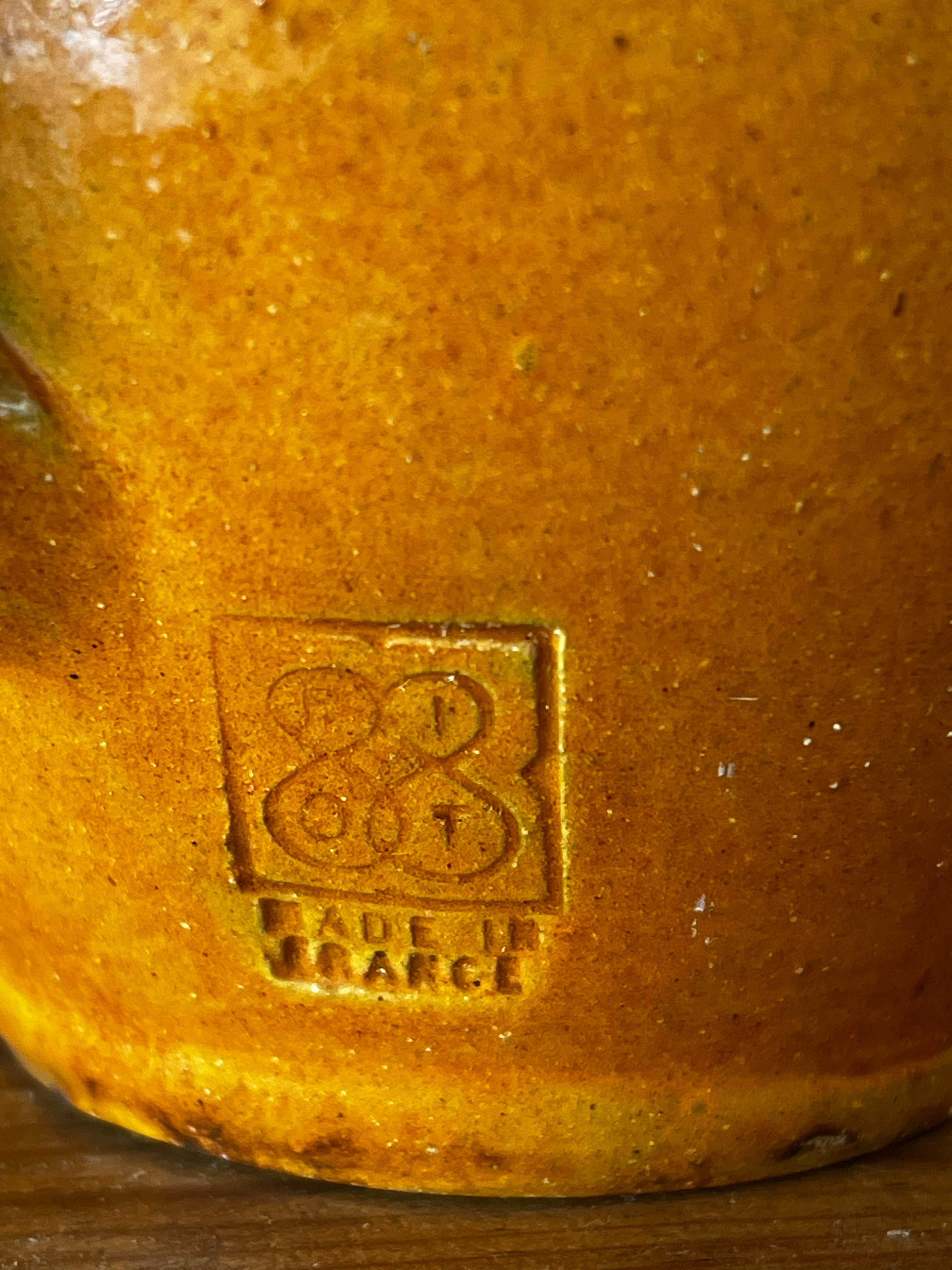 Vintage ochre-coloured pitcher from the Biot factory in Provence, France In Good Condition For Sale In SAINT-YRIEIX-SUR-CHARENTE, FR