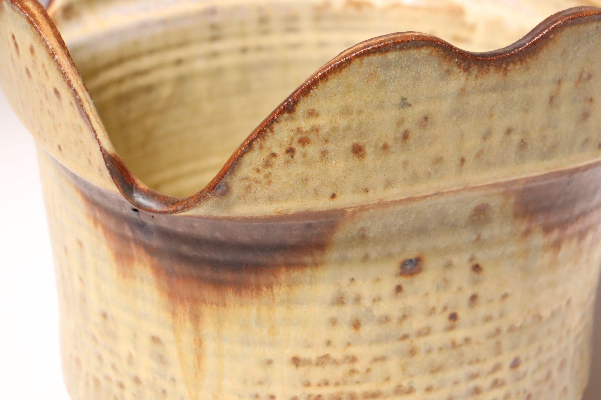 Ockerfarbener quadratischer Übertopf von Studio Pottery by Deanna Nichols im Angebot 10