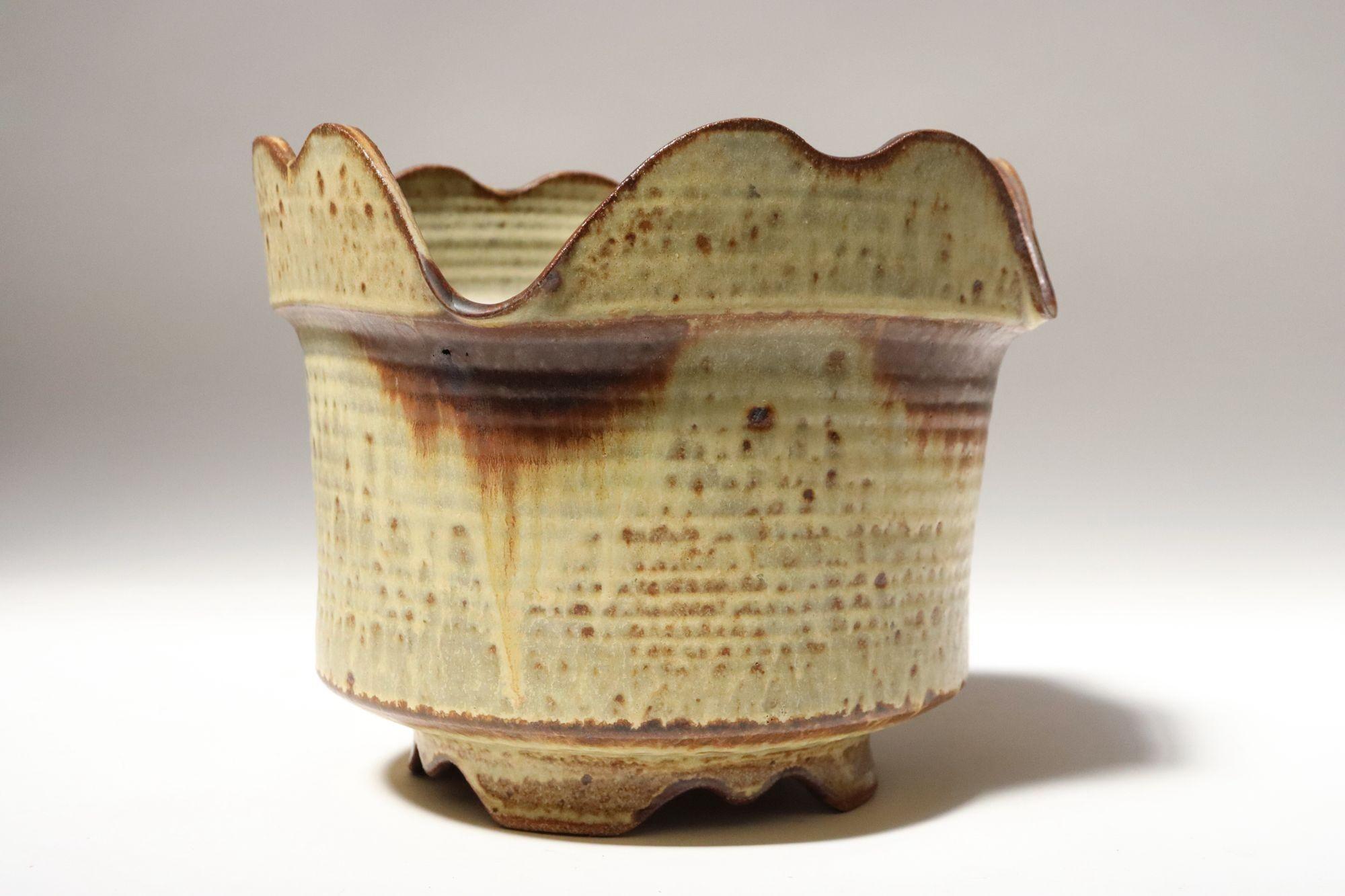 Studio-Keramik-Pflanzgefäß der Keramikerin Deanna Nichols (geb. 1942-2017, Missouri).
Mit einem BFA vom Kansas City Art Institute (1965) und einem MFA von der Claremont Graduate University in Kalifornien (1967) erhielt Nichols eine akademische