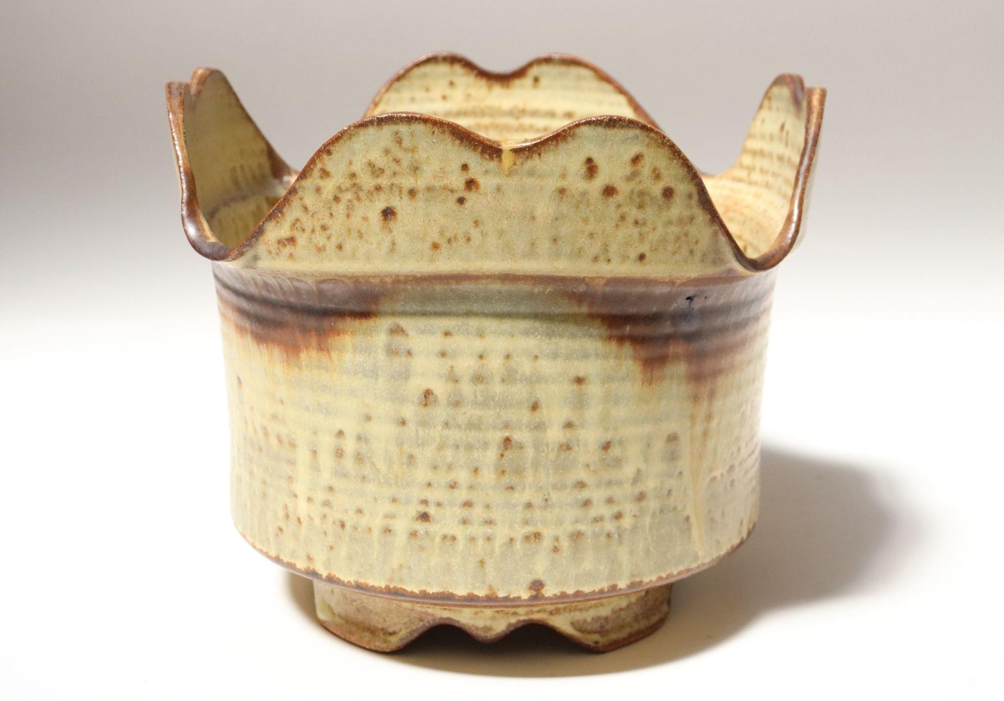Ockerfarbener quadratischer Übertopf von Studio Pottery by Deanna Nichols (Moderne der Mitte des Jahrhunderts) im Angebot
