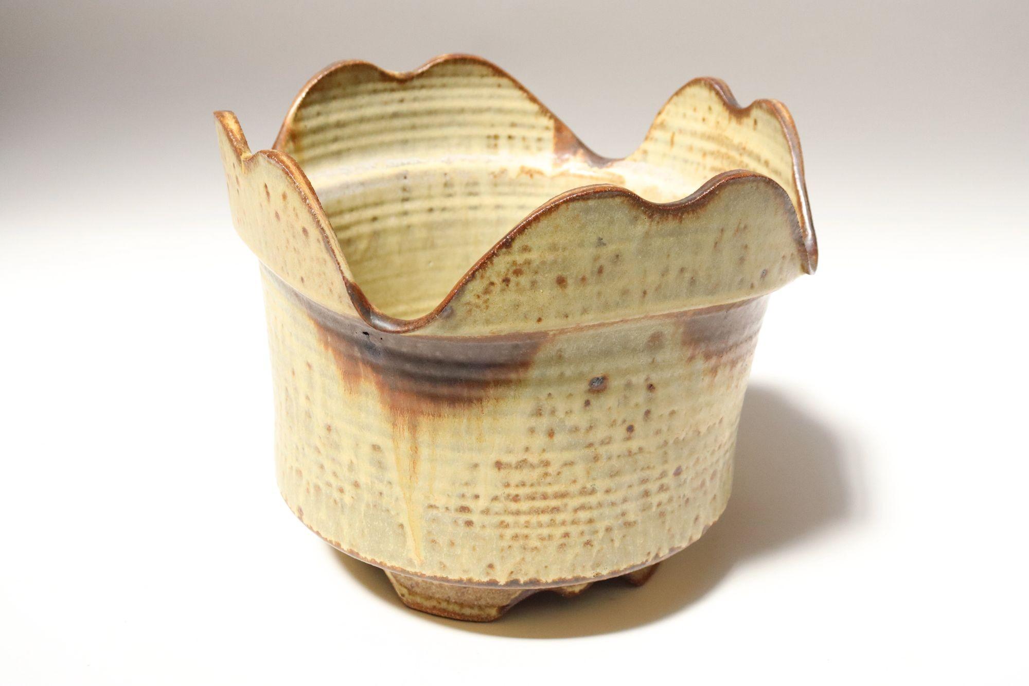 Ockerfarbener quadratischer Übertopf von Studio Pottery by Deanna Nichols (amerikanisch) im Angebot