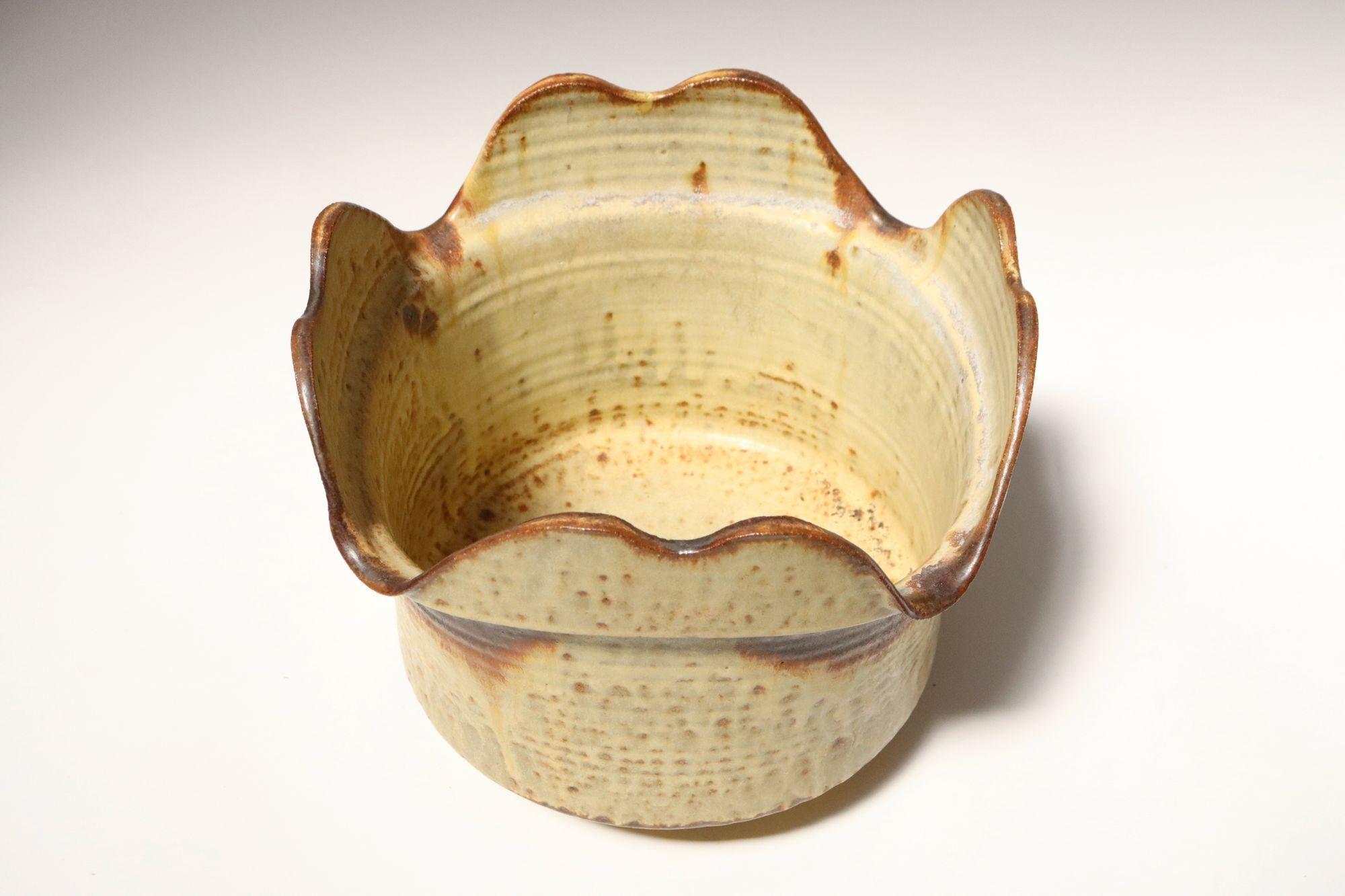 Ockerfarbener quadratischer Übertopf von Studio Pottery by Deanna Nichols (Handgefertigt) im Angebot