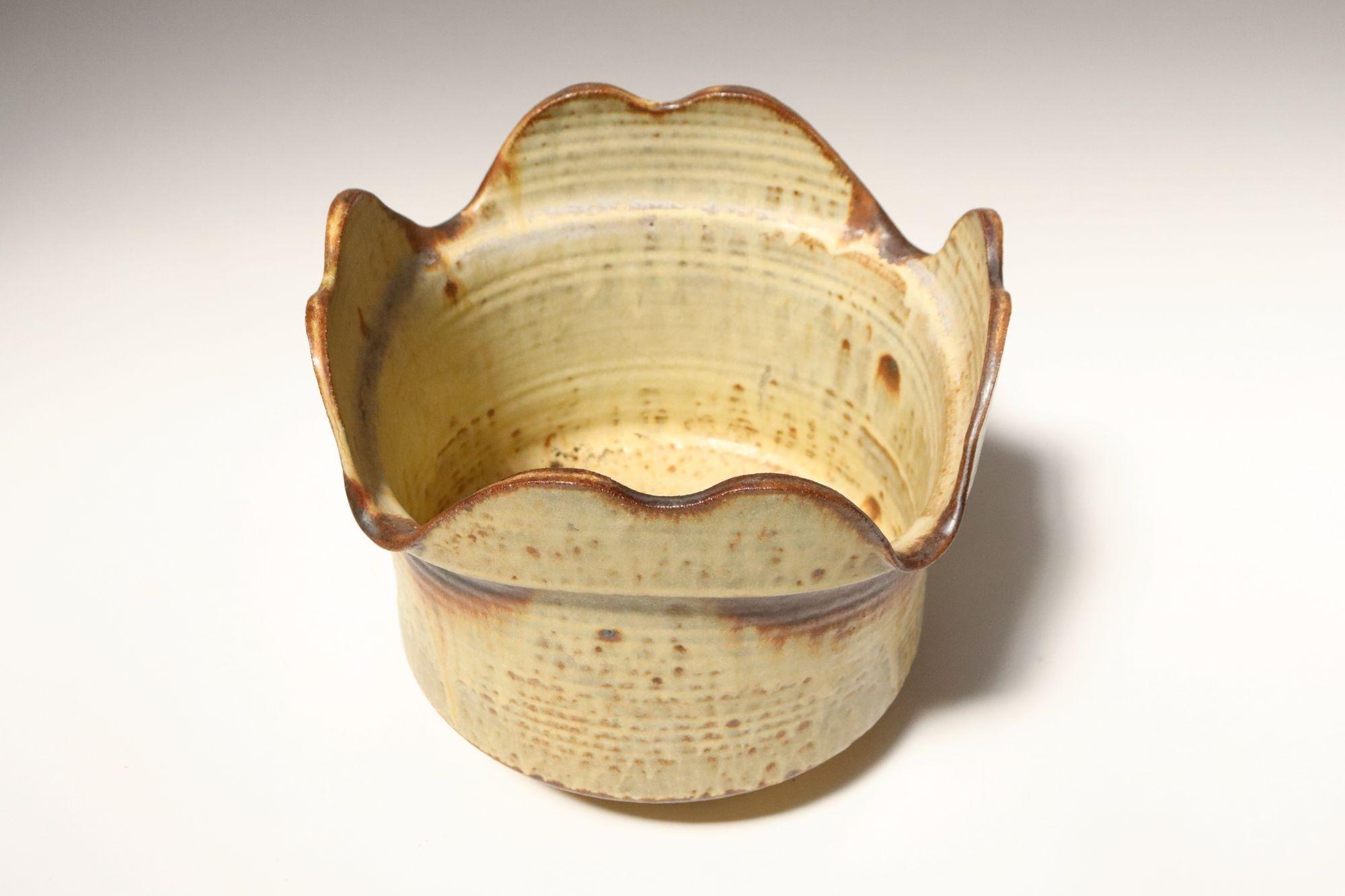 Ockerfarbener quadratischer Übertopf von Studio Pottery by Deanna Nichols im Zustand „Gut“ im Angebot in Brooklyn, NY