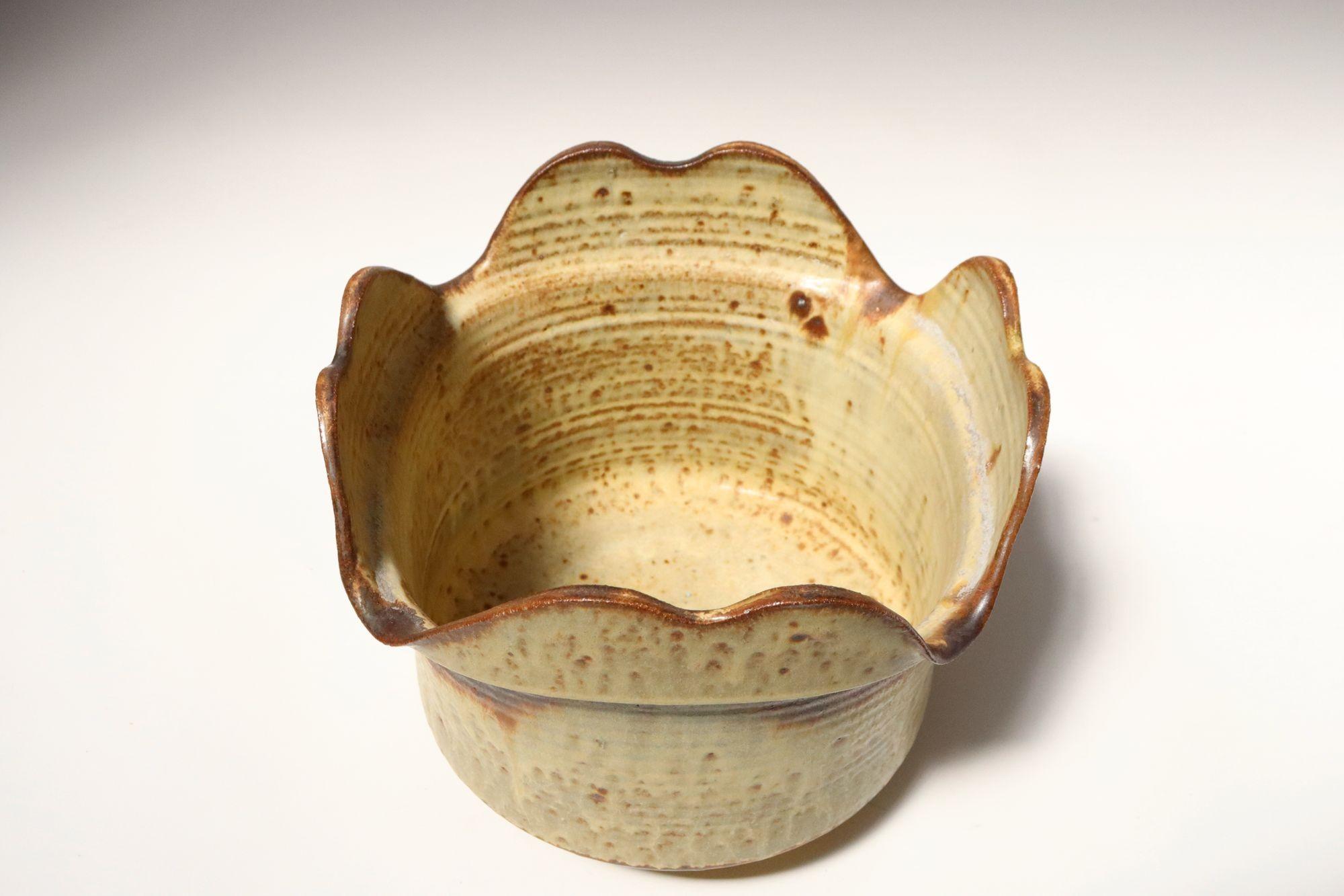 Ockerfarbener quadratischer Übertopf von Studio Pottery by Deanna Nichols (Ende des 20. Jahrhunderts) im Angebot