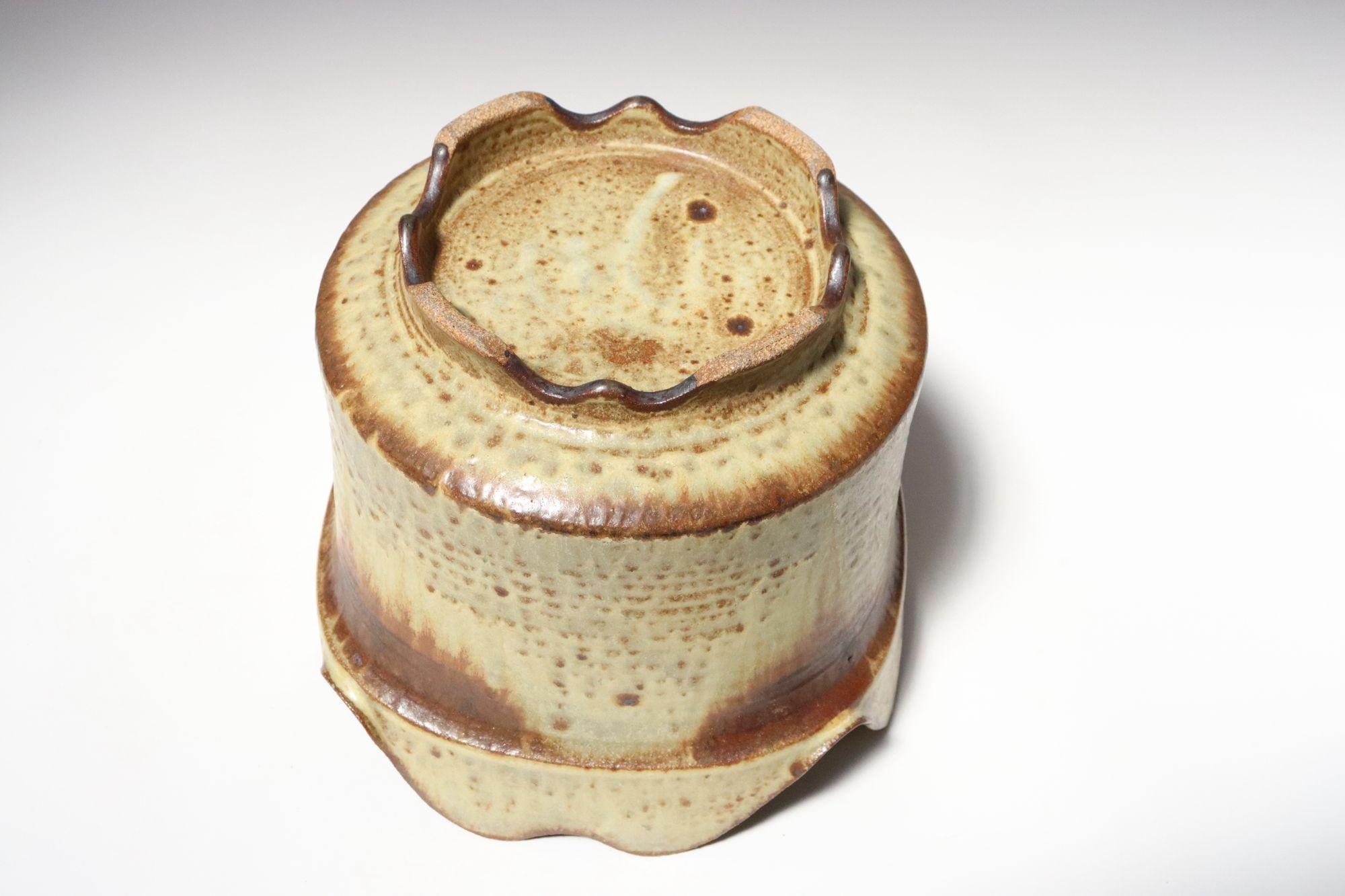 Ockerfarbener quadratischer Übertopf von Studio Pottery by Deanna Nichols (Keramik) im Angebot