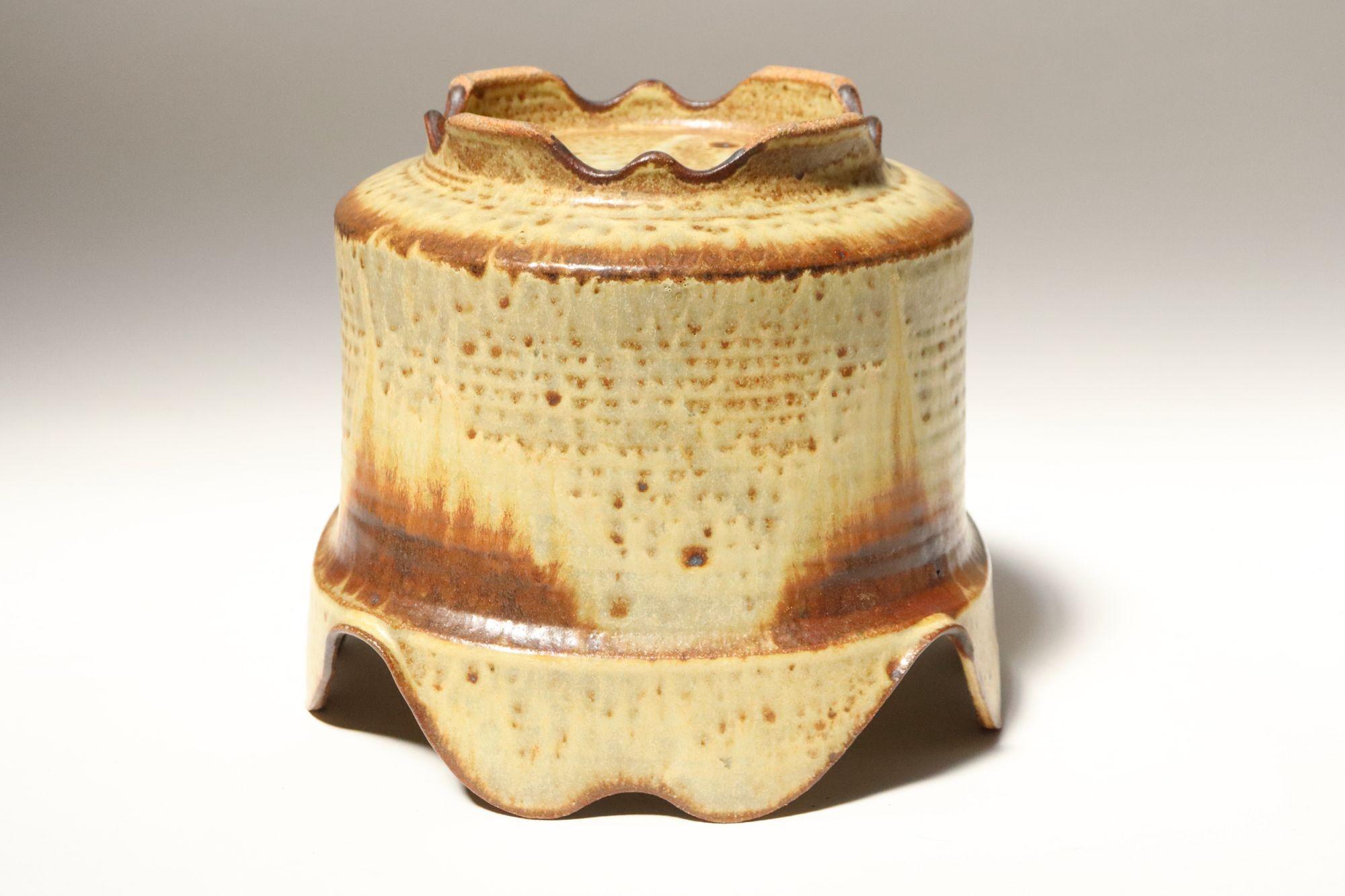 Ockerfarbener quadratischer Übertopf von Studio Pottery by Deanna Nichols im Angebot 1