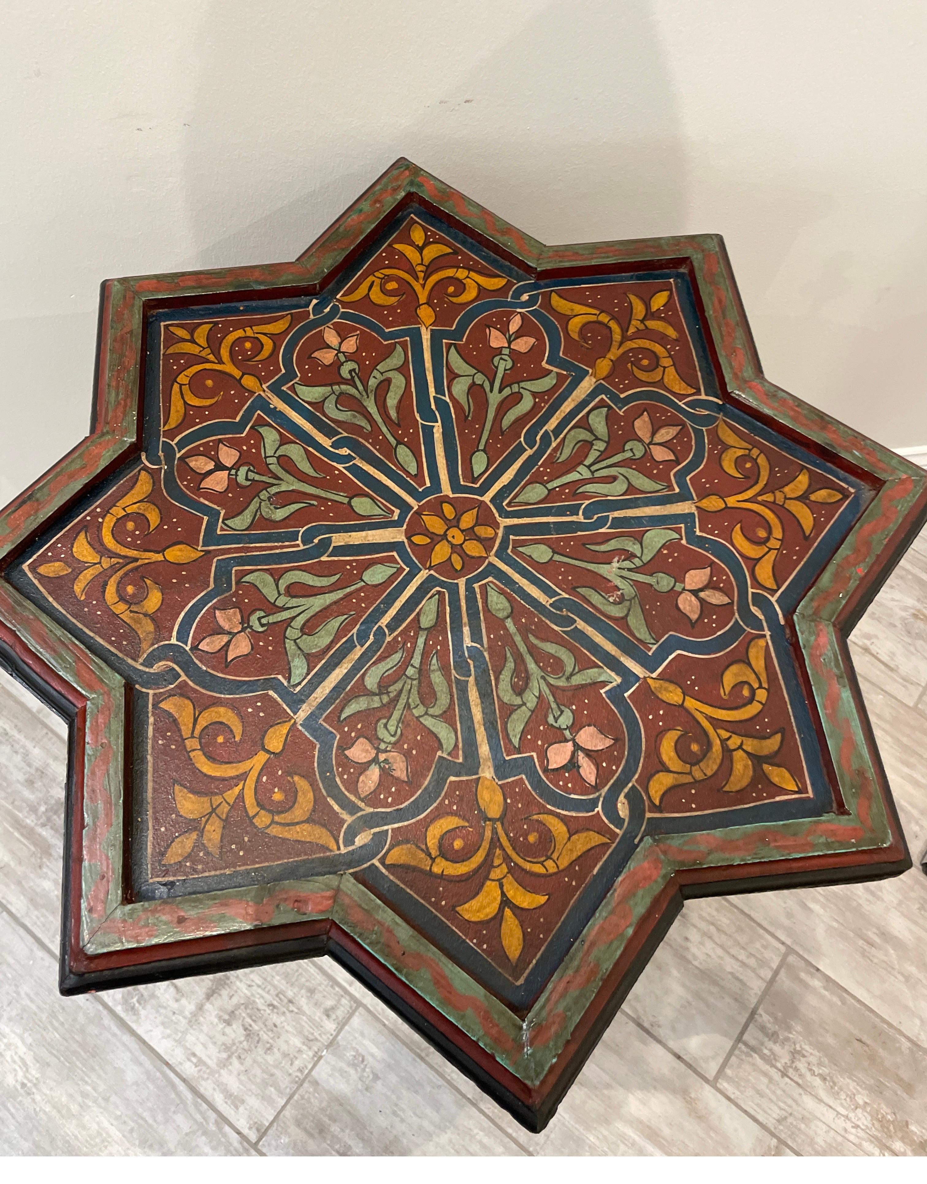 Mesa auxiliar arquitectónica marroquí vintage pintada a mano. Forma de estrella de diseño muy intrincado.