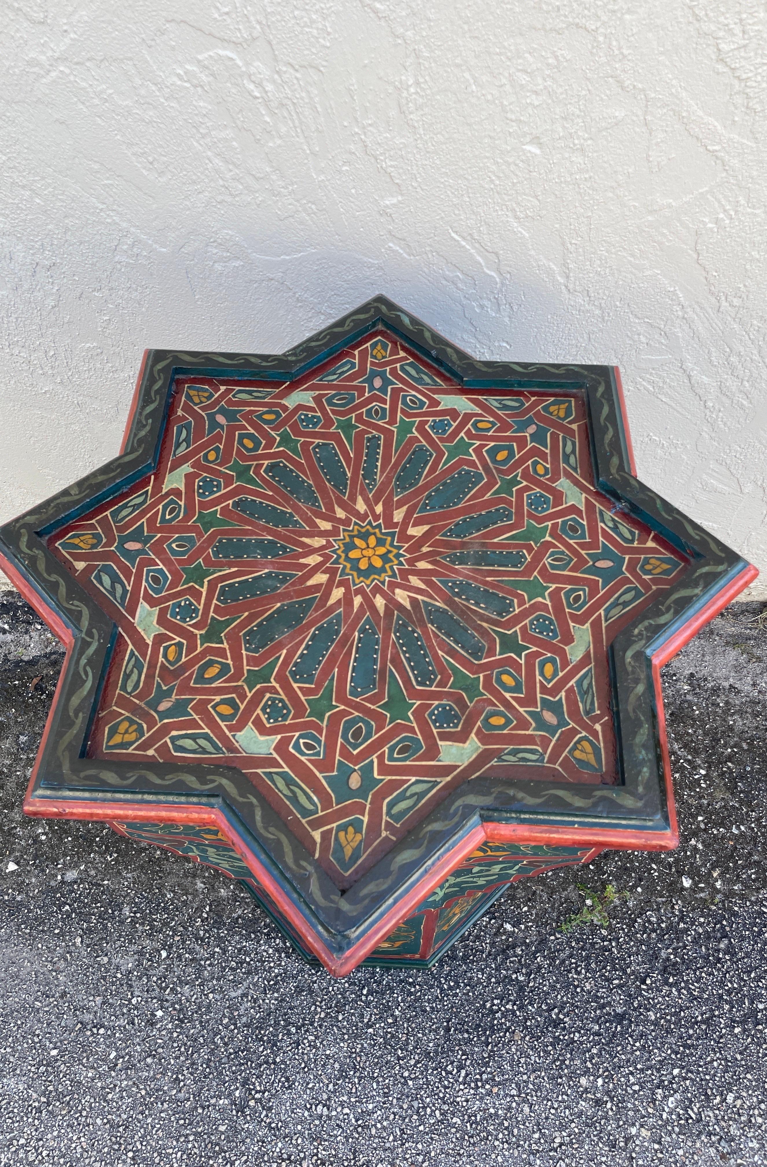Mesa auxiliar arquitectónica marroquí vintage pintada a mano. Diseño en forma de estrella muy intrincado. Esta mesa coincide con otra que tenemos con los colores de pintura invertidos. Combinan muy bien y proceden de la misma finca de Palm Beach.