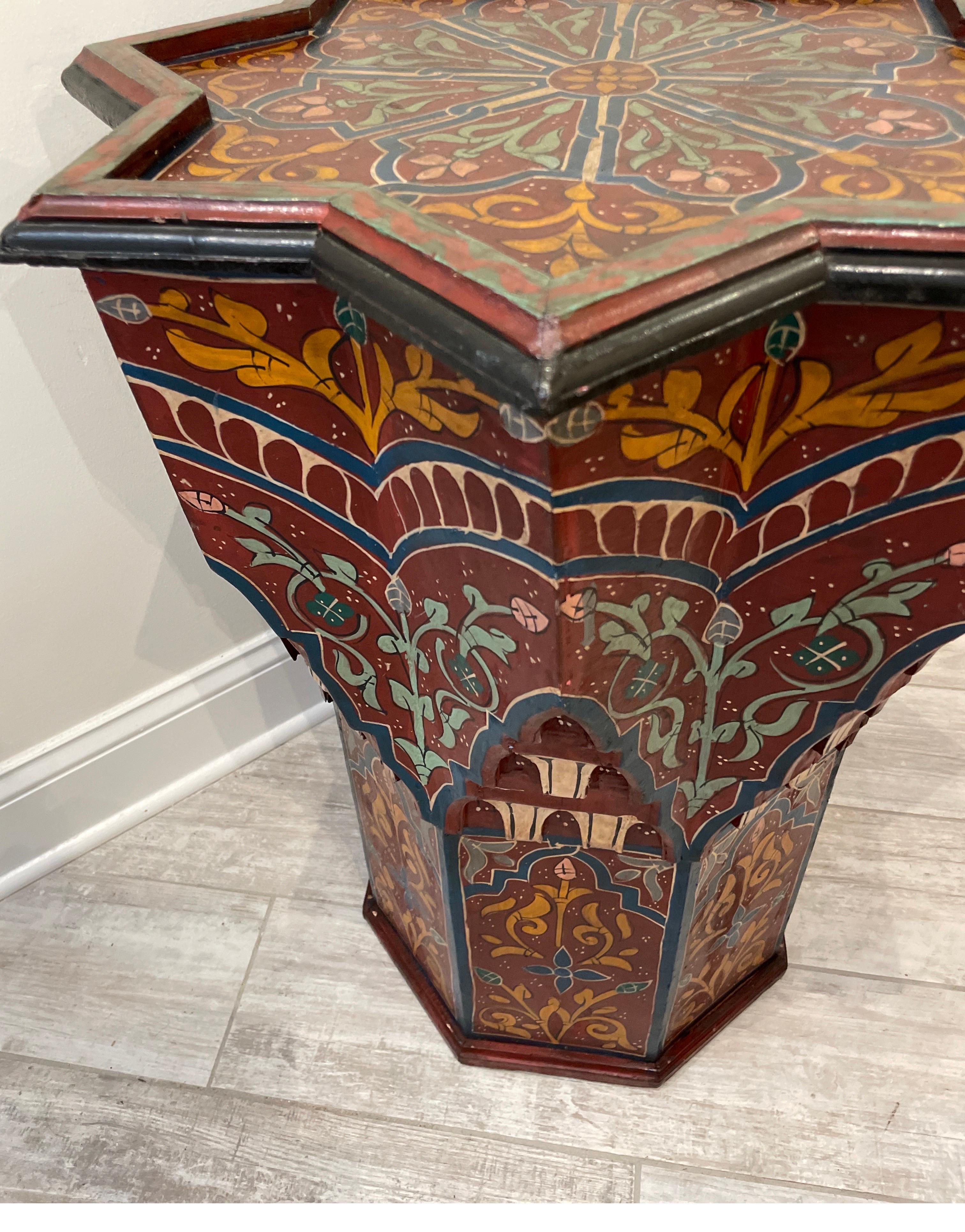 Mesa auxiliar marroquí arquitectónica vintage octogonal pintada a mano Marroquí en venta
