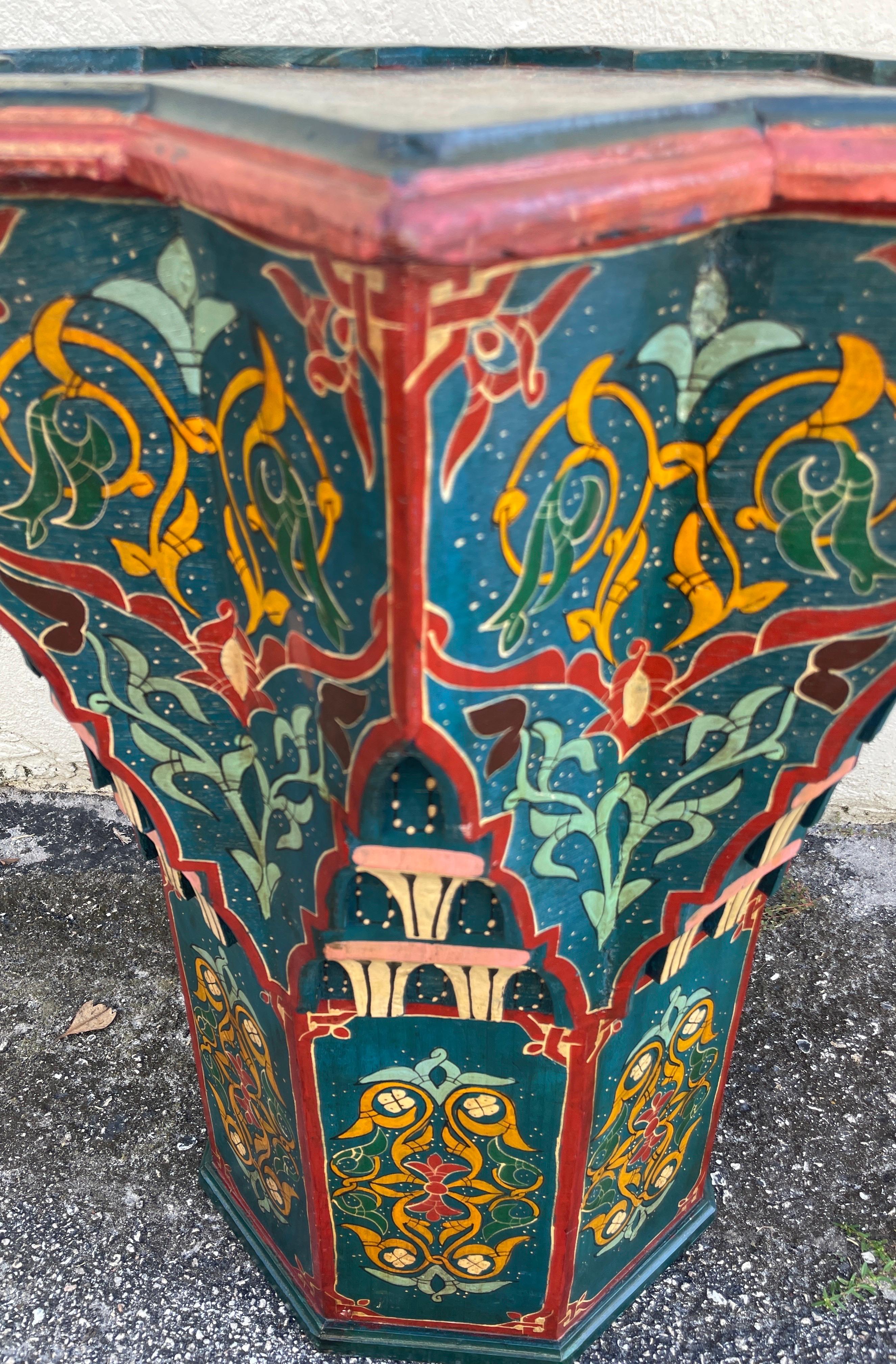 Mesa auxiliar marroquí arquitectónica vintage octogonal pintada a mano Marroquí en venta
