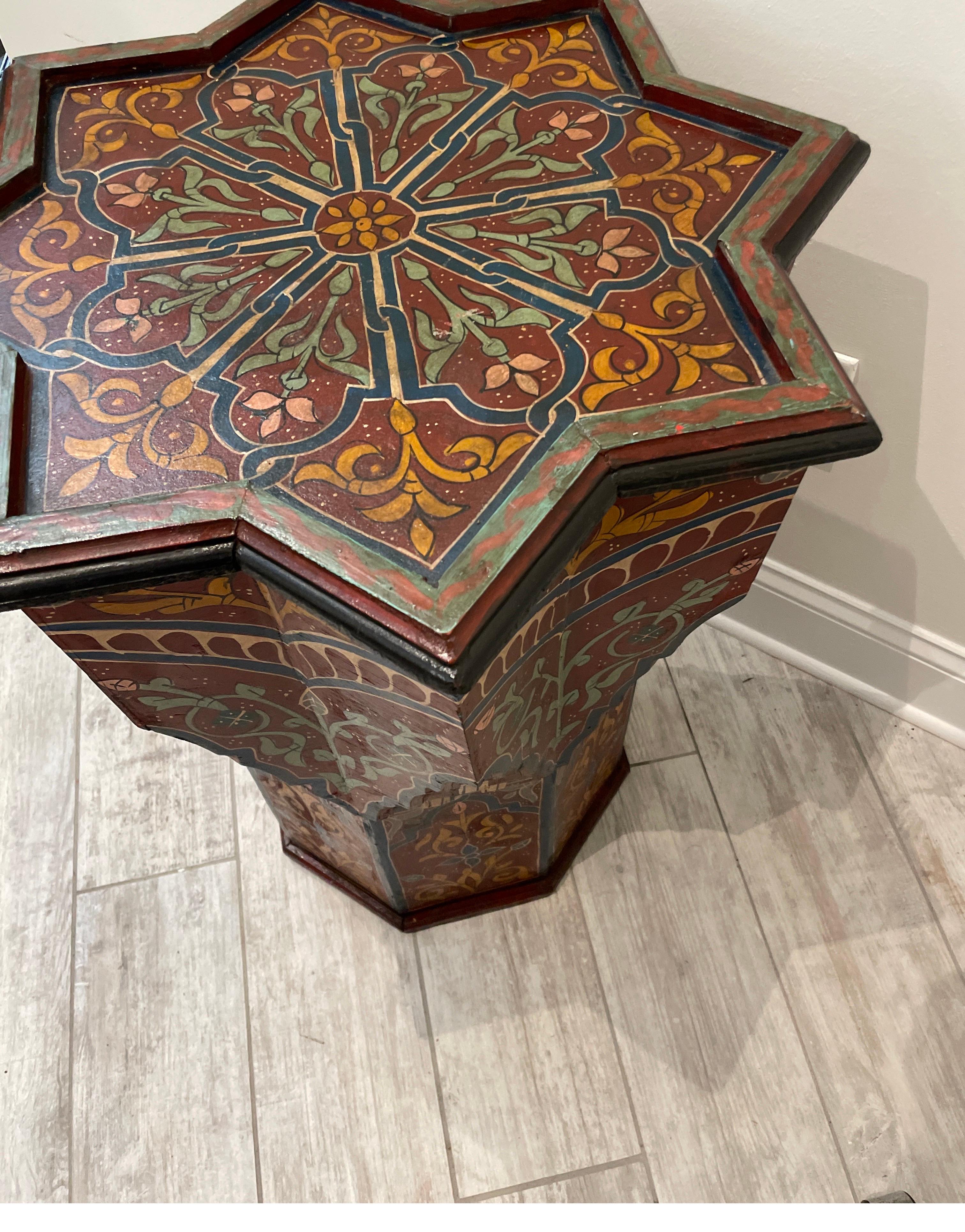 Mesa auxiliar marroquí arquitectónica vintage octogonal pintada a mano en Bueno estado para la venta en West Palm Beach, FL