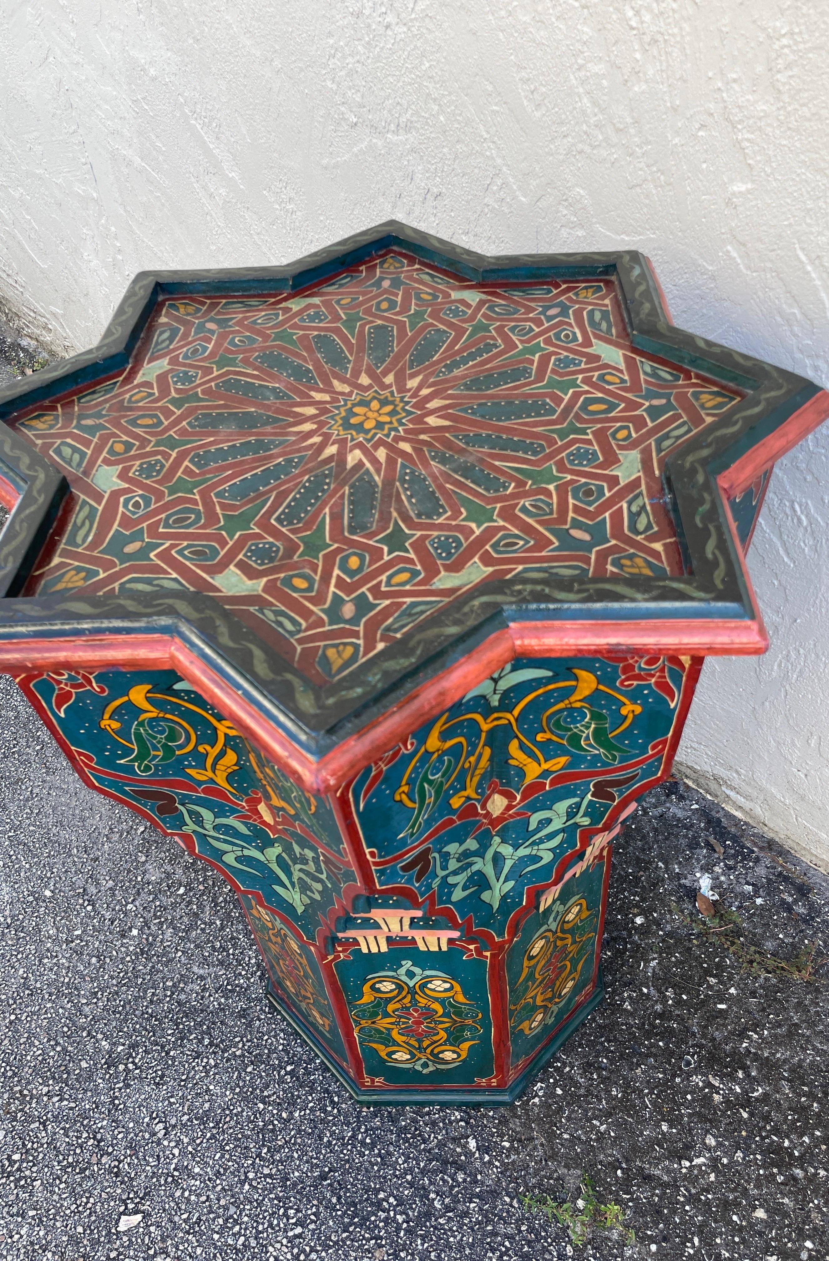 Mesa auxiliar marroquí arquitectónica vintage octogonal pintada a mano en Bueno estado para la venta en West Palm Beach, FL