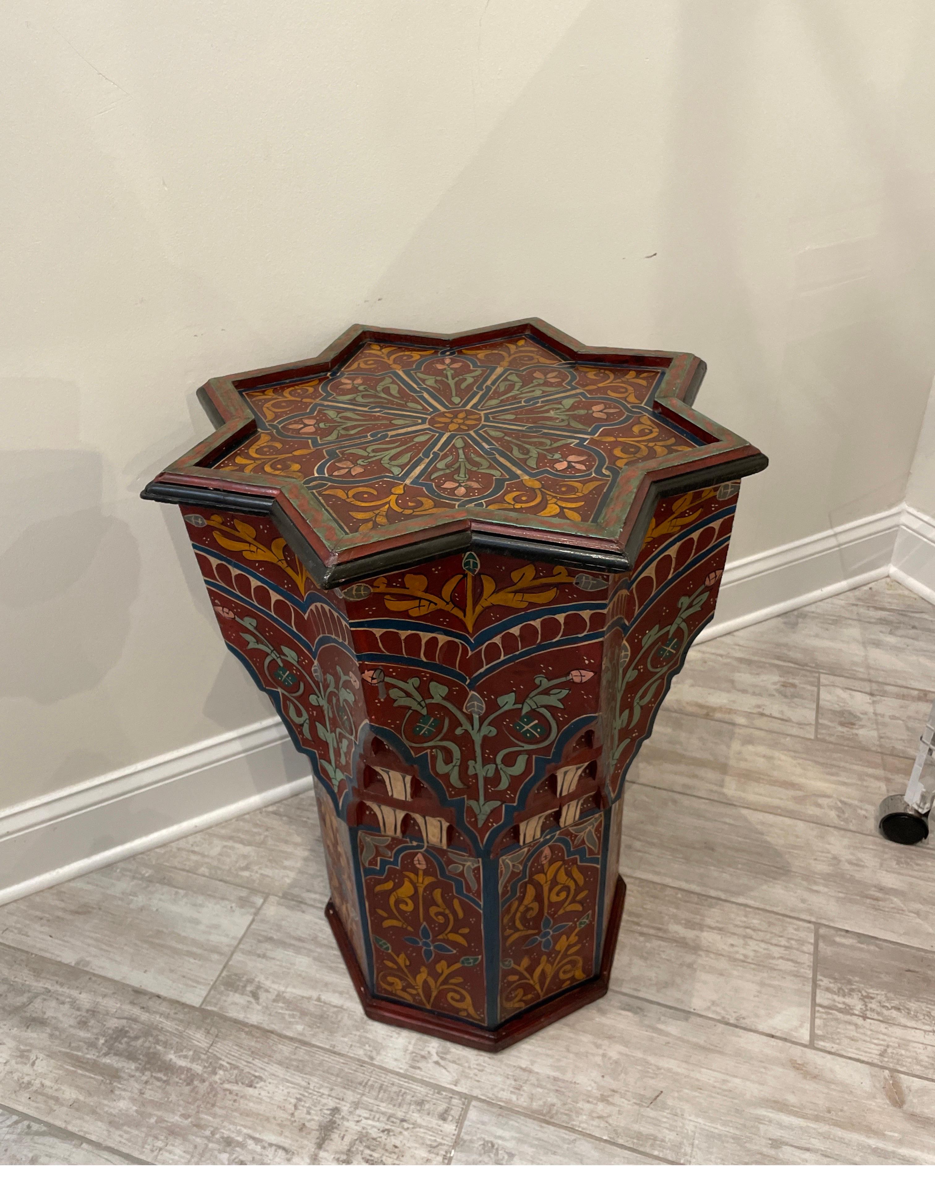 Mesa auxiliar marroquí arquitectónica vintage octogonal pintada a mano siglo XX en venta