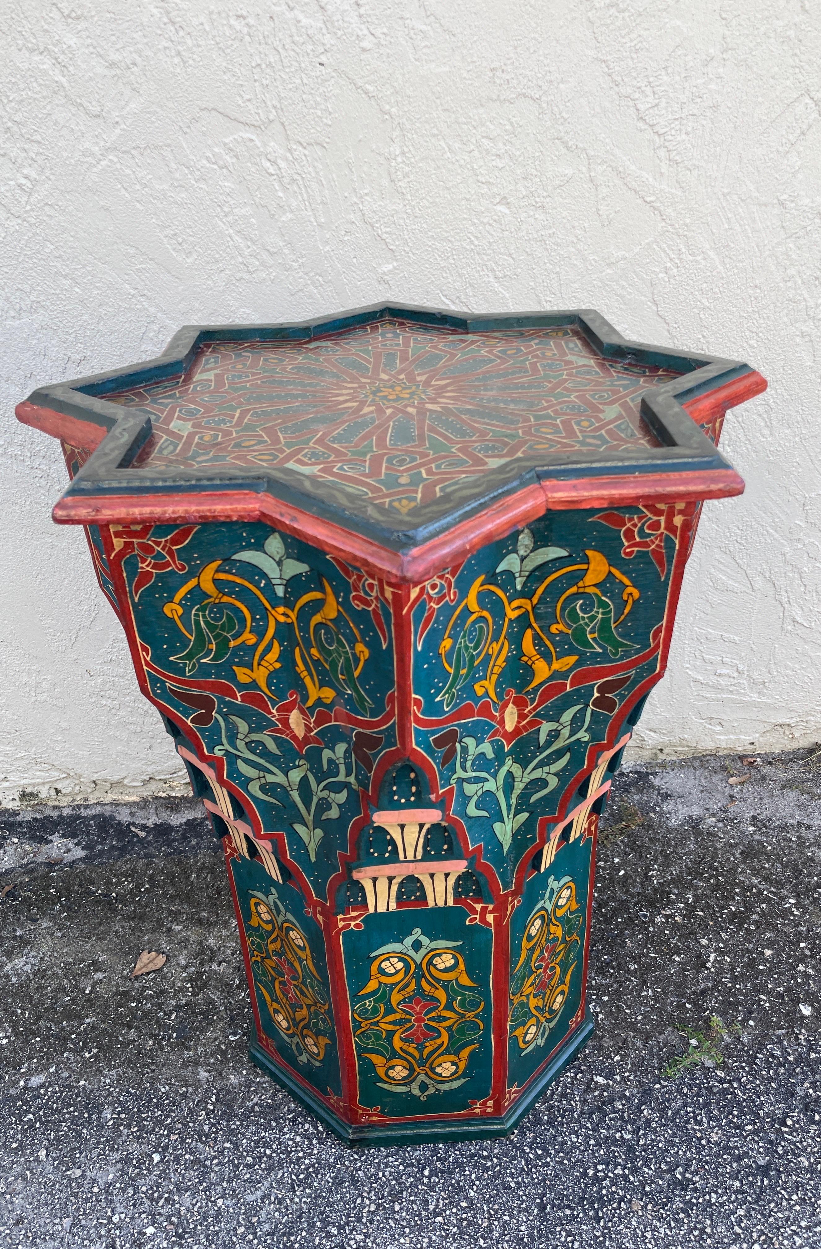 Mesa auxiliar marroquí arquitectónica vintage octogonal pintada a mano siglo XX en venta