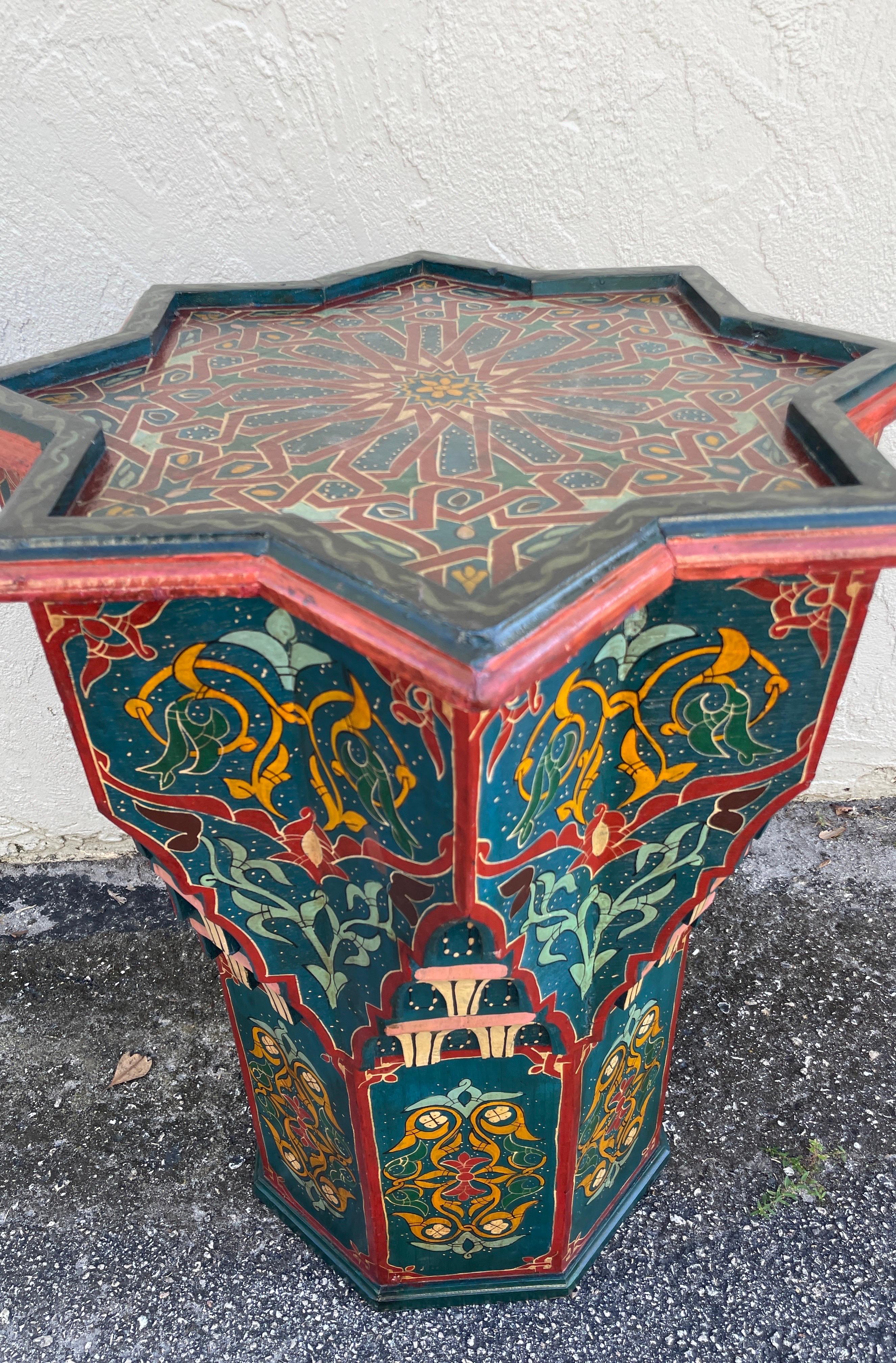 Mesa auxiliar marroquí arquitectónica vintage octogonal pintada a mano Madera en venta