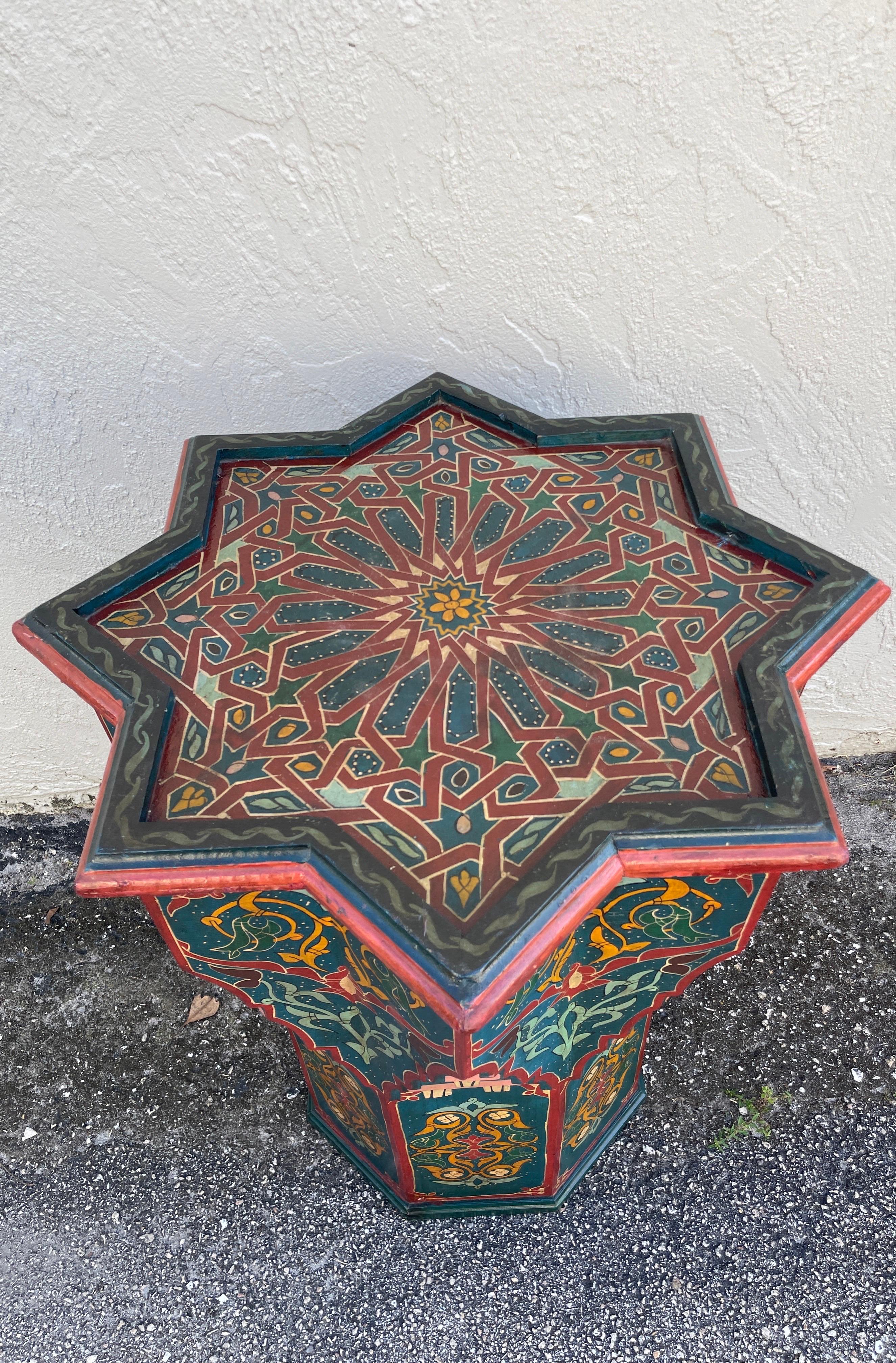 Mesa auxiliar marroquí arquitectónica vintage octogonal pintada a mano en venta 1
