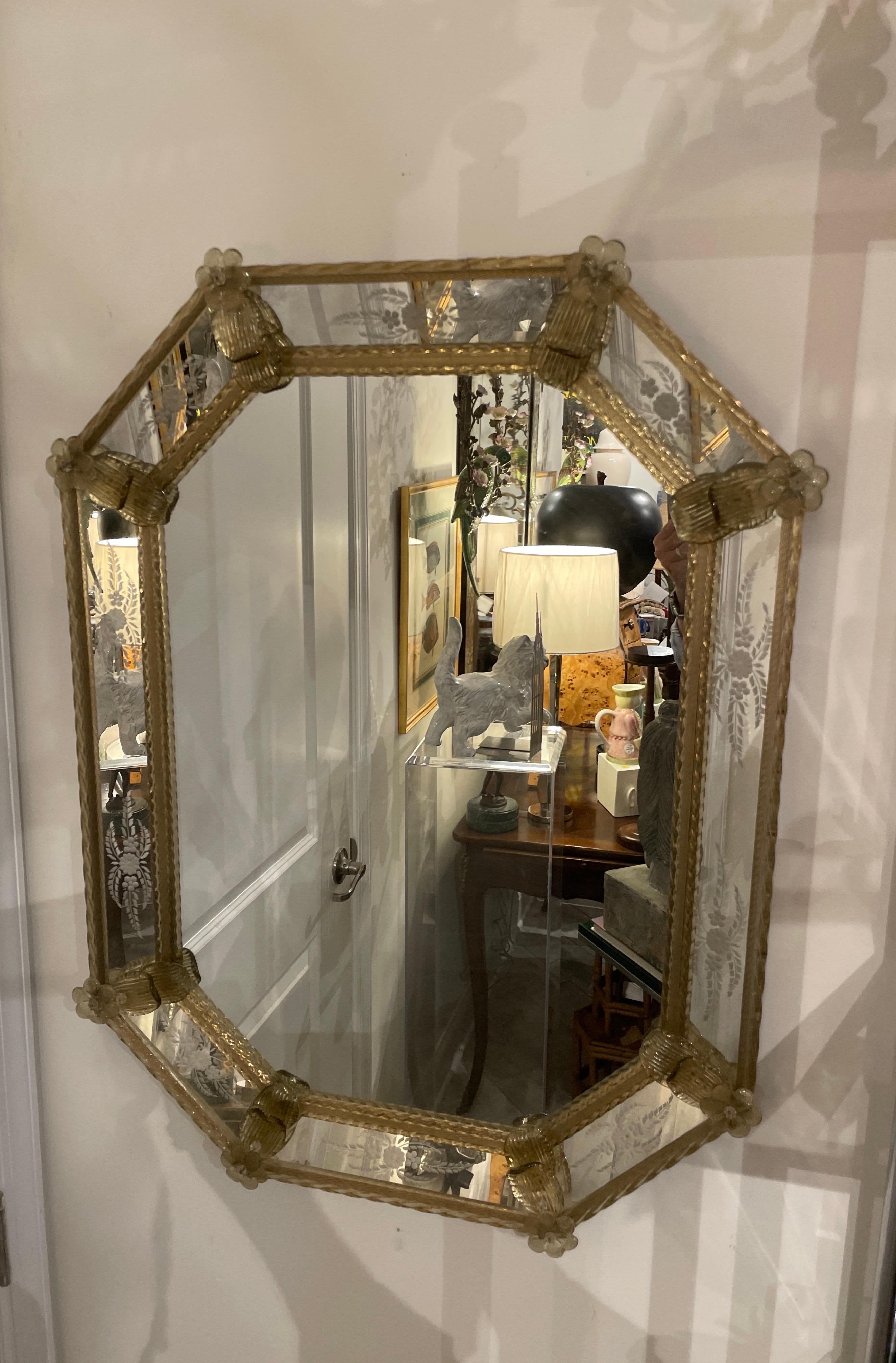 Meraviglioso specchio veneziano d'epoca a forma di ottagono, tutto originale. Colorazioni chiare e oro pallido. Disegno inciso su tutto il bordo.