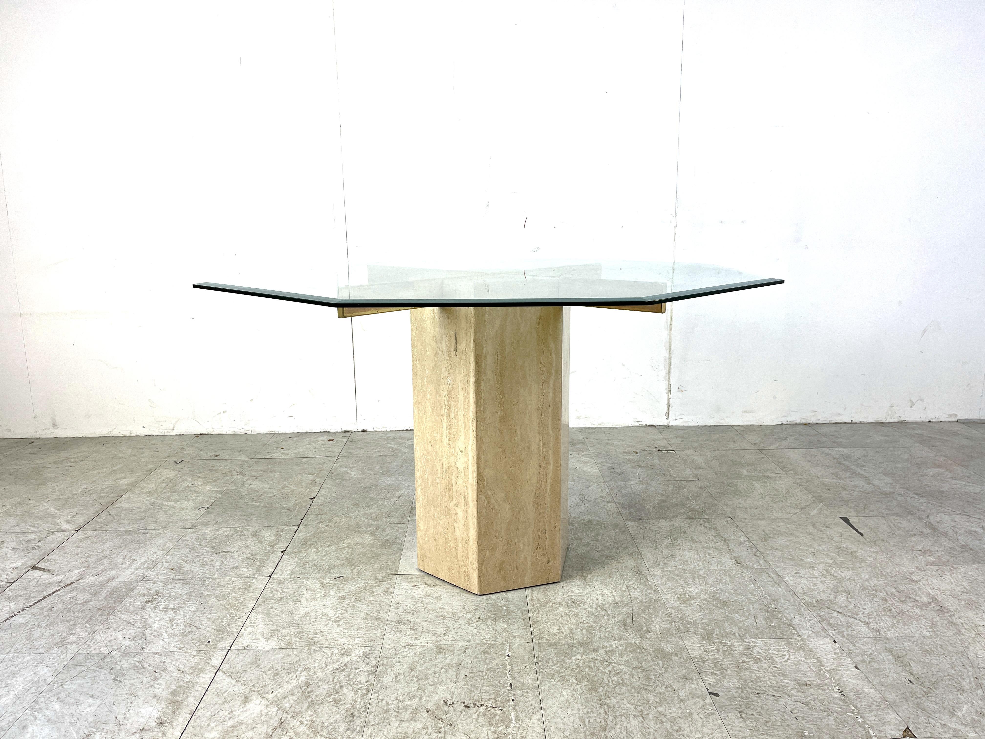 Beautiful travertine and brass dining table with a beveled glass octagonal top.

The table was made by Artedi.

Patinated brass, light wear on the glass.

Charming, timeless piece for in the kithcen or dining room.

1970s - Italy

Height: