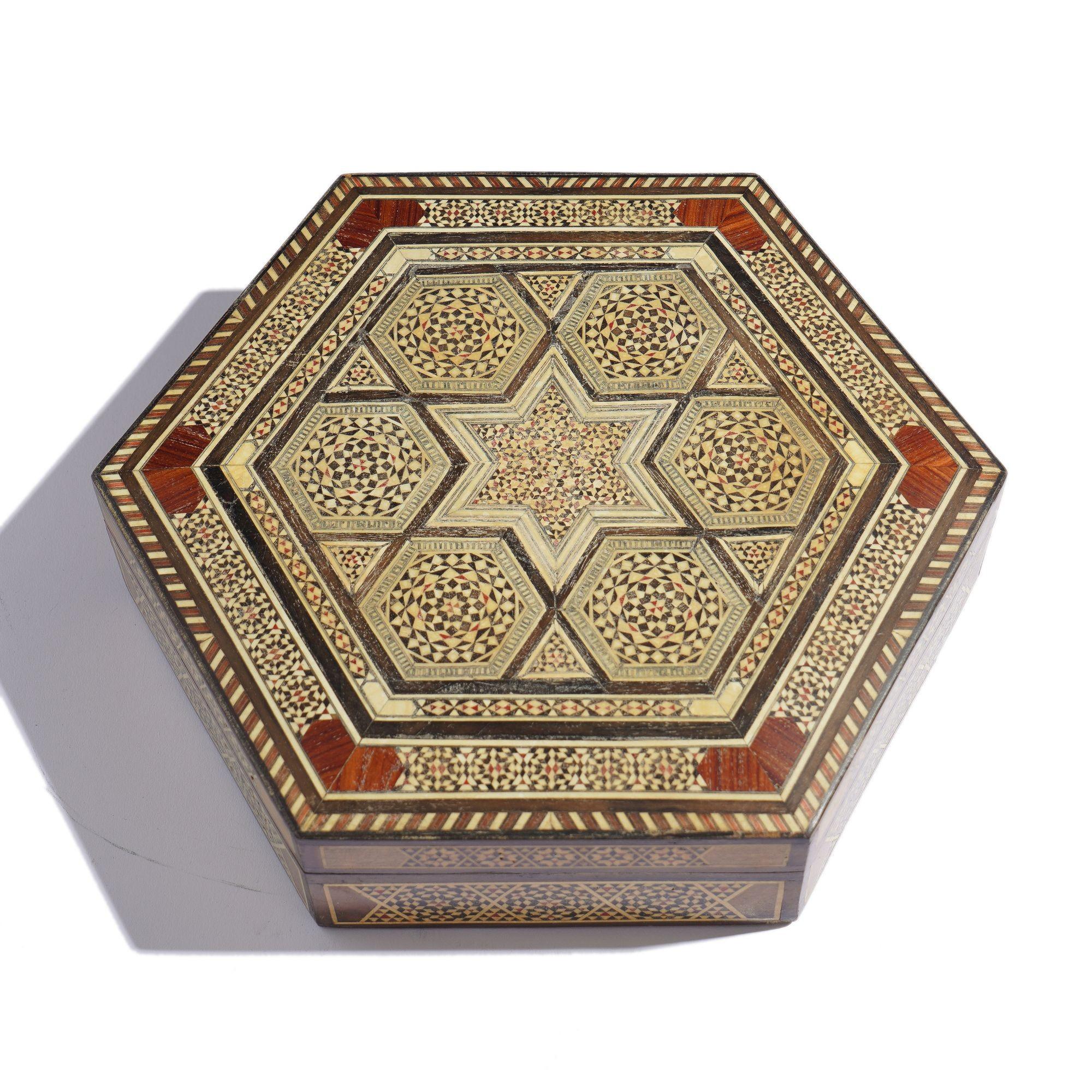 Un bel exemple de boîte en damas avec des incrustations géométriques classiques d'os, d'ébène et de bois fruitiers sur du noyer. La boîte est de forme octogonale et comporte un couvercle à charnière dont l'intérieur est tapissé de feutre. En outre,
