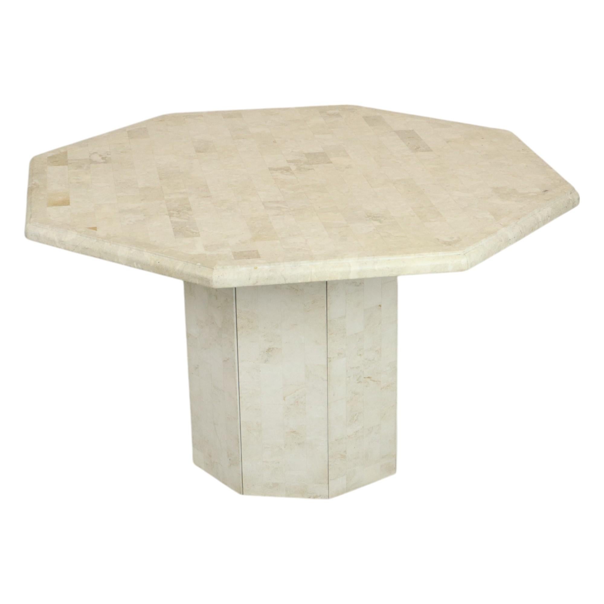 Bellissimo tavolo da pranzo ottagonale in travertino italiano, pietra naturale di travertino, anni '70 circa; le sedie sono a scopo illustrativo e non sono incluse.

Questo imponente tavolo è composto da parti unite di travertino su una base di