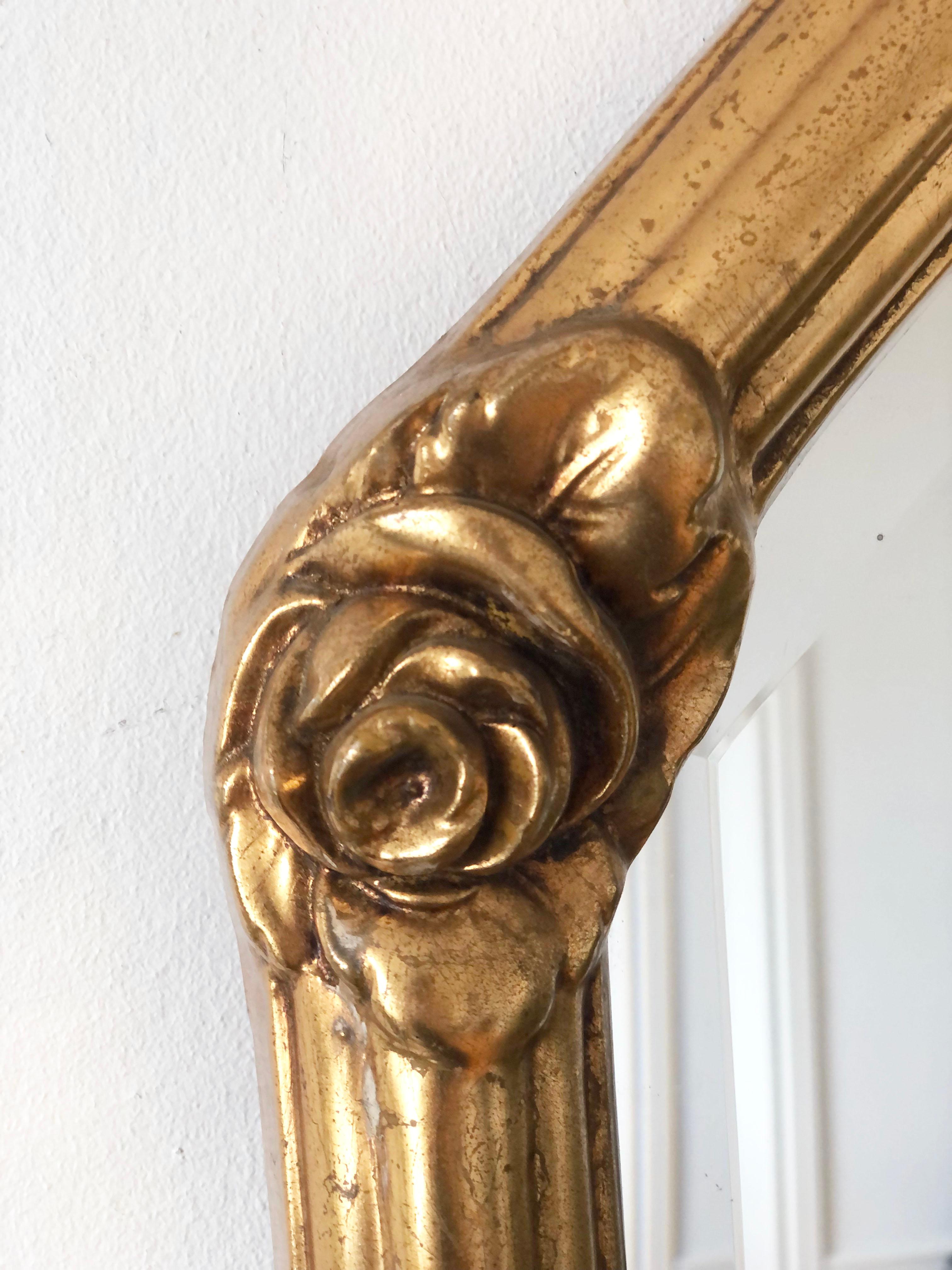 Vintage Achteckiger vergoldeter Spiegel mit Rosenakzenten (Rokoko) im Angebot