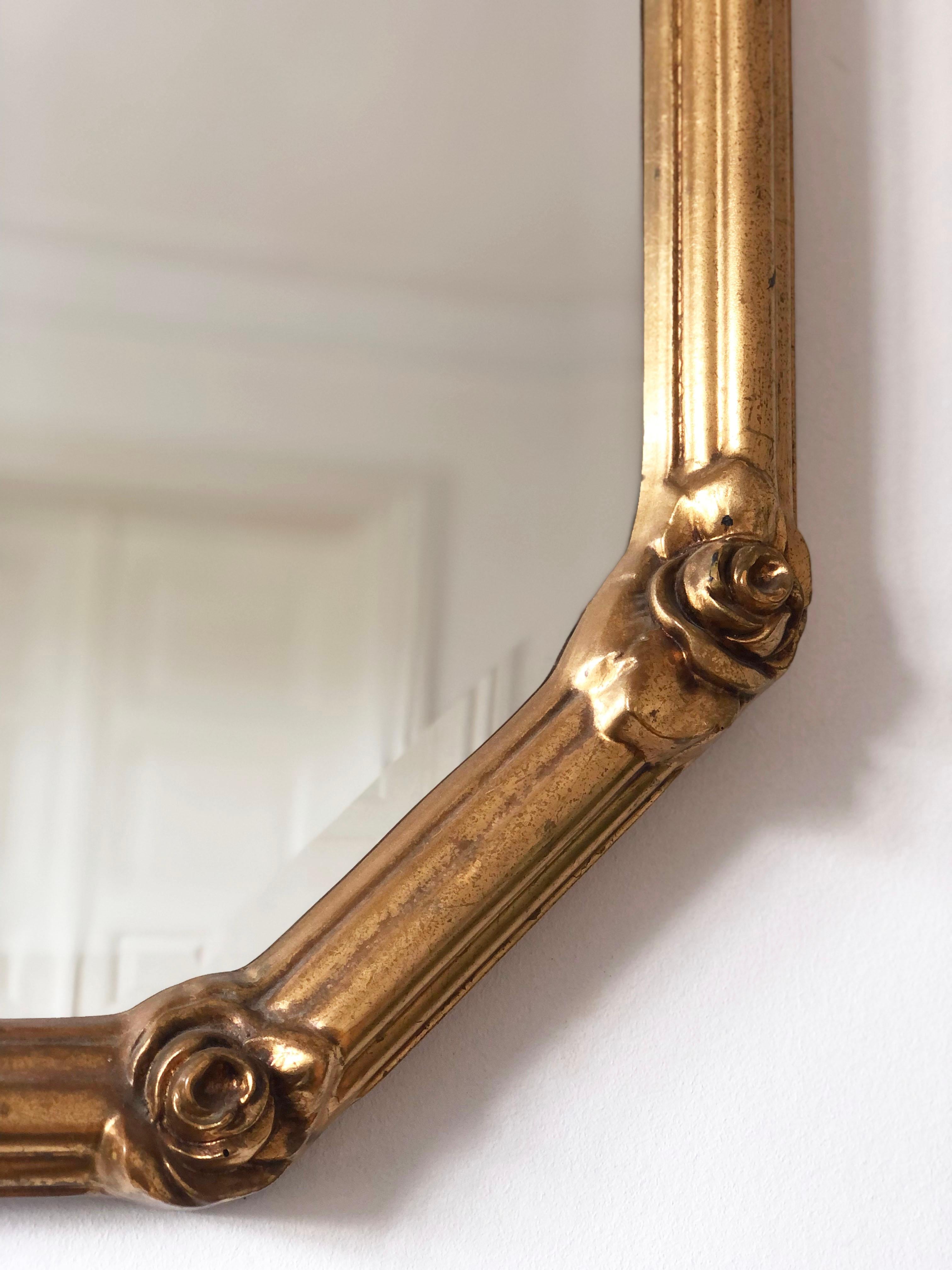 Vintage Achteckiger vergoldeter Spiegel mit Rosenakzenten (Belgisch) im Angebot