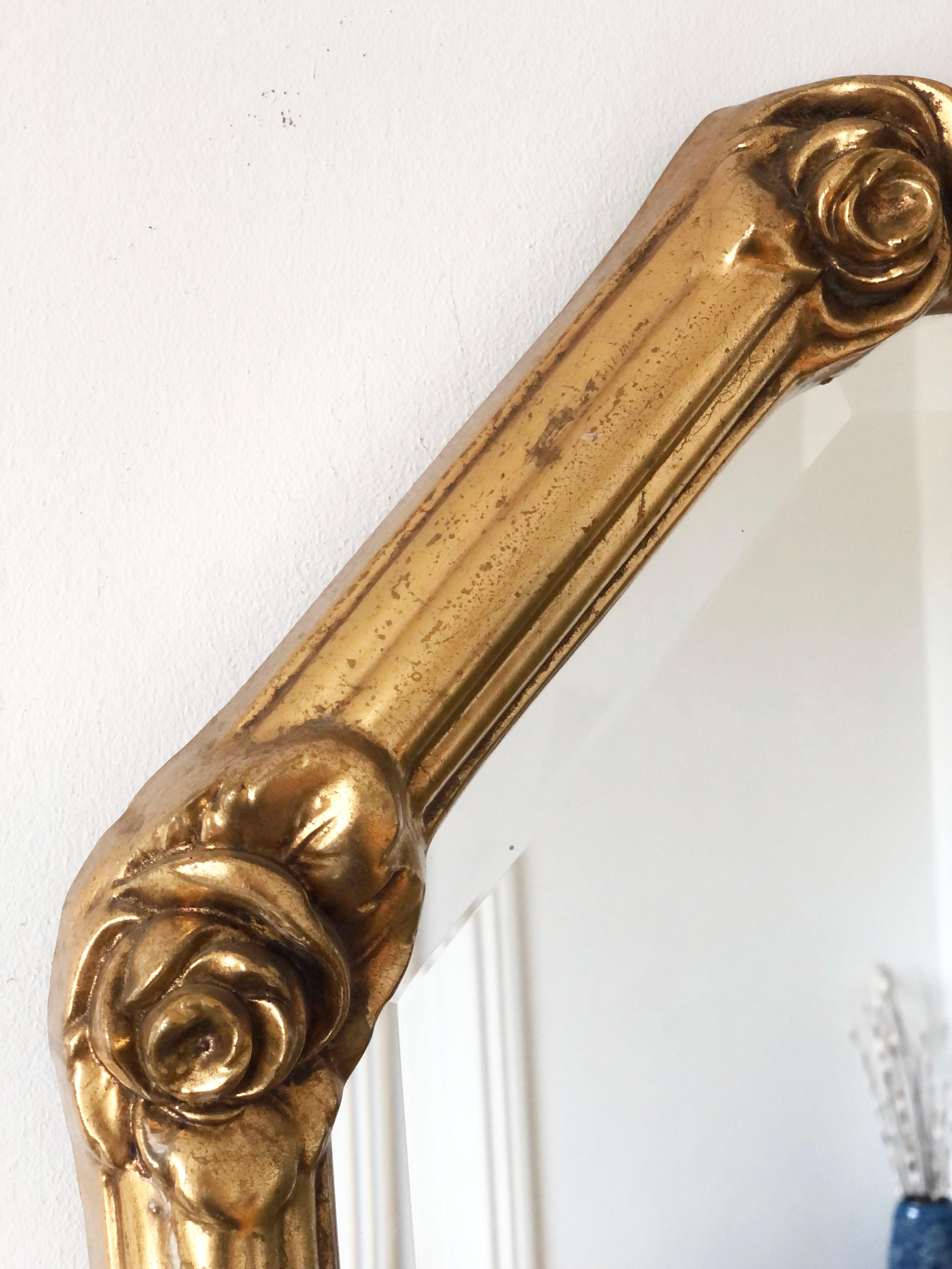 Vintage Achteckiger vergoldeter Spiegel mit Rosenakzenten (Holz) im Angebot