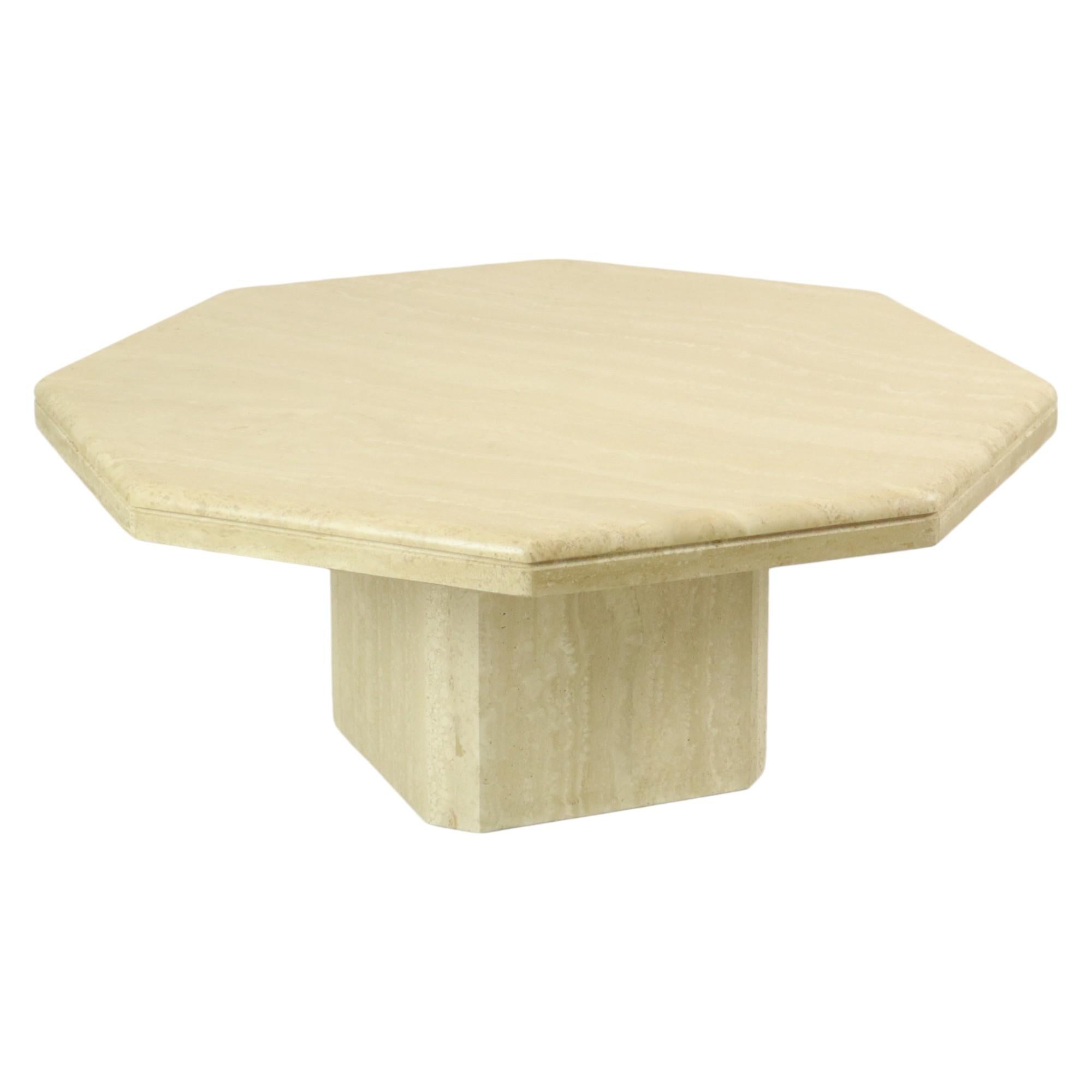 Table basse vintage au design octogonal en travertin italien, objet design de haute qualité des années 70.

Le plateau est desserré sur la base afin qu'il puisse être facilement déplacé, table basse très lourde et de haute qualité, le travertin