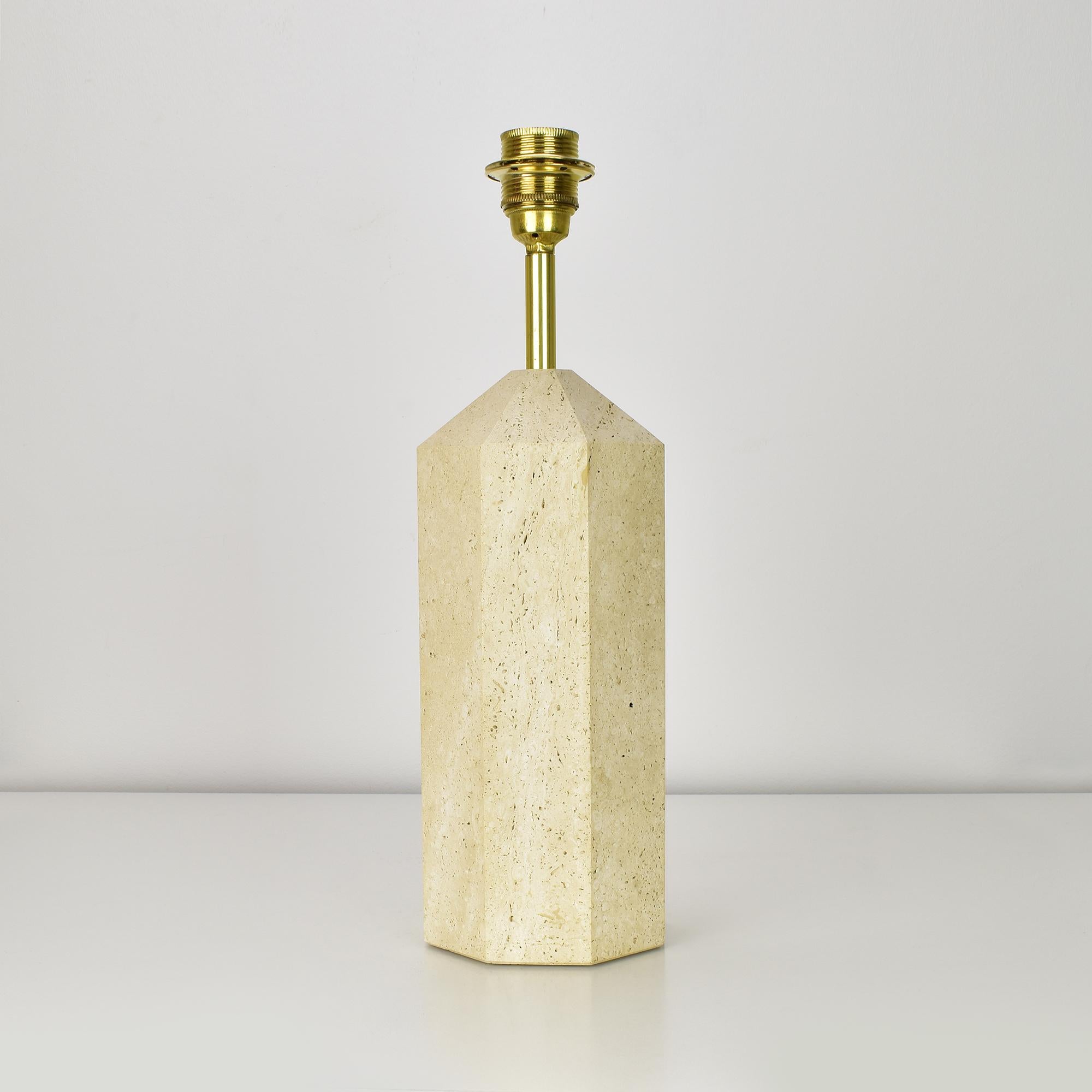 This Italian travertine table lamp by Fratelli Mannelli epitomizes the chic and organic aesthetic of the 1970s. The lamp's octagonal, faceted travertine base showcases the natural beauty of the stone, with its subtle beige tones and unique, porous