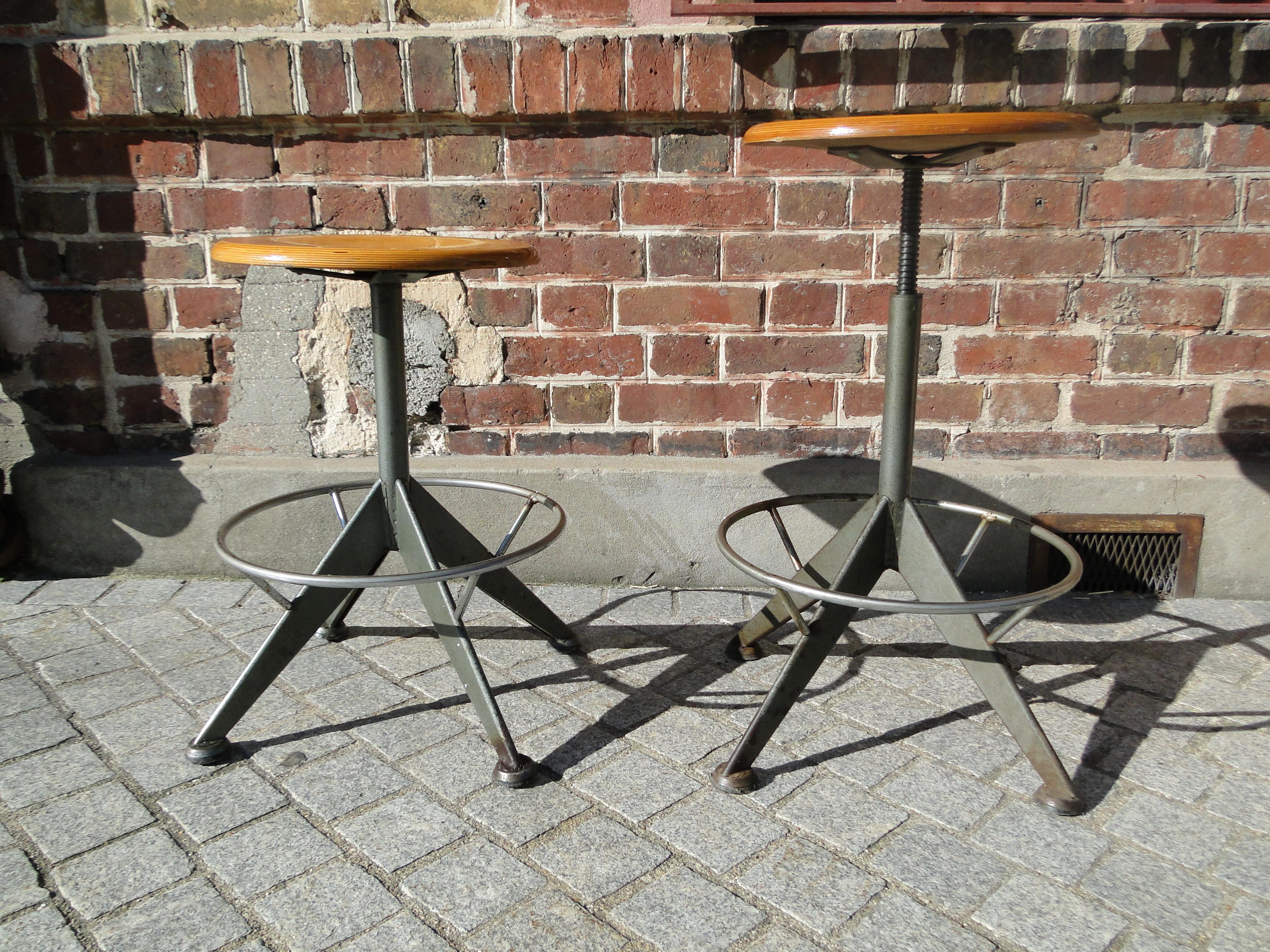 Pair of office stools or vintage workshop by Odelberg - Olson of the 50s.
Scandinavian stools produced in sweden. 
Sitting in wood and on a green metal water foot, the settings work perfectly.