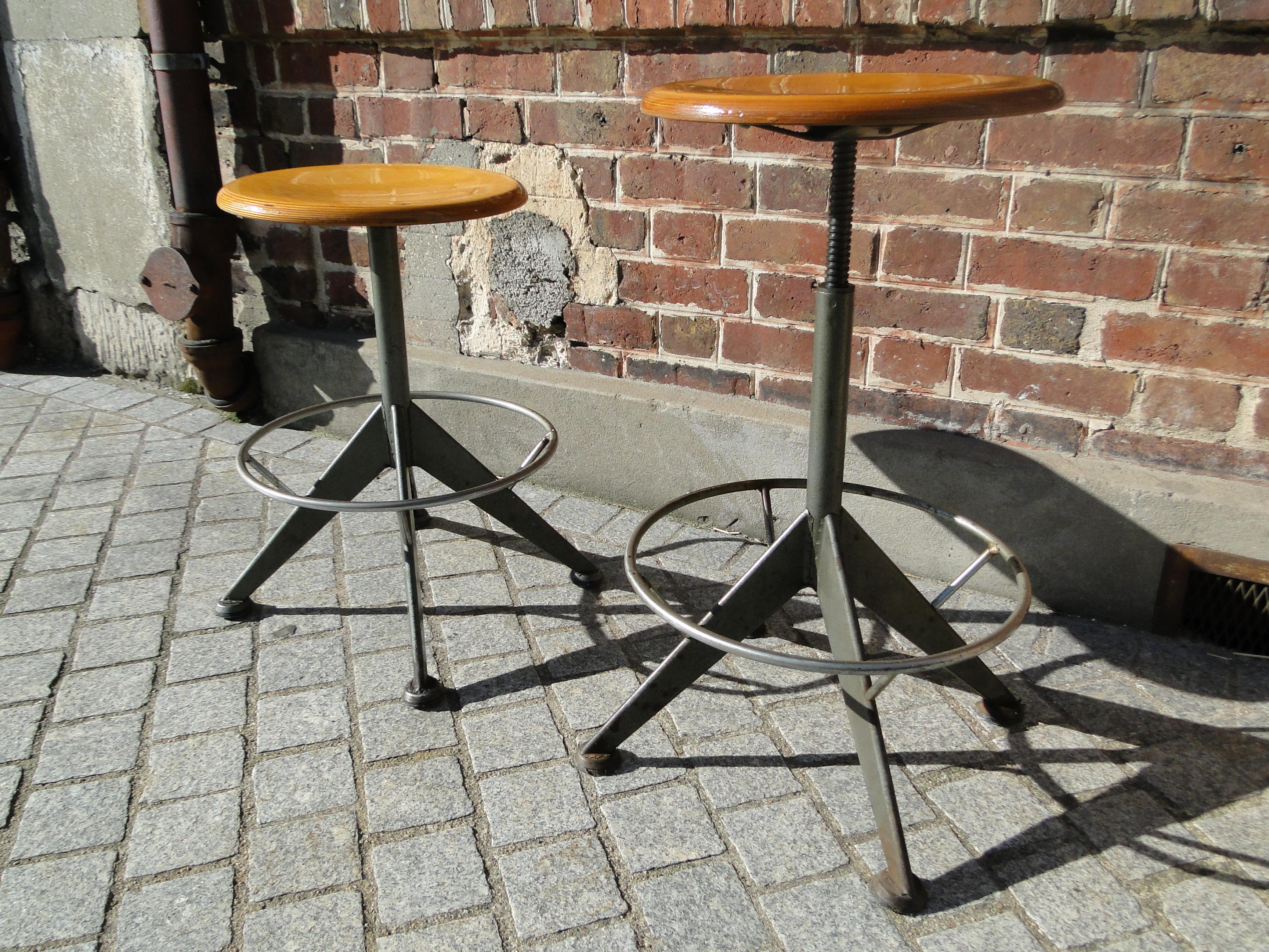 Odelberg and Olson Vintage Workshop Stools a Pair  In Good Condition For Sale In Lège Cap Ferret, FR