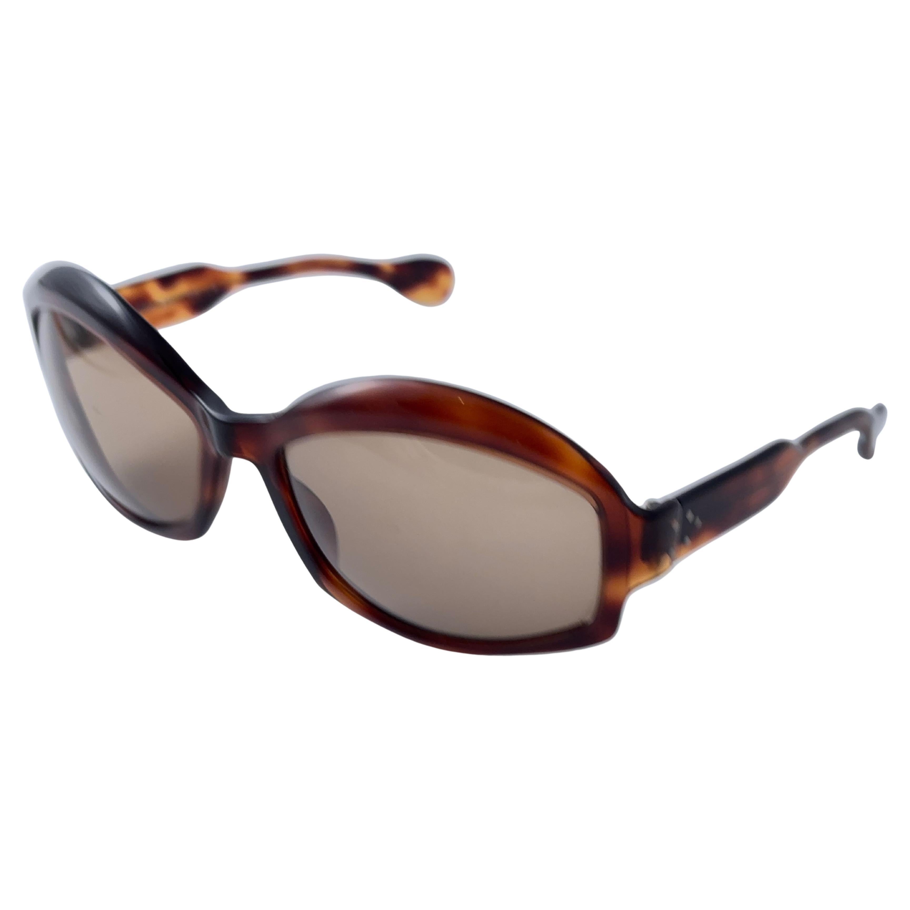 Vintage Odeon 60 Bug Eyed By Fidela Avantgarde Medium Tortuse Frame Holding A Pair of Medium Brown Lenses.

Veuillez noter que cet article présente de légers signes d'usure sur la monture et des rayures sur les lentilles.

Fabriqué en