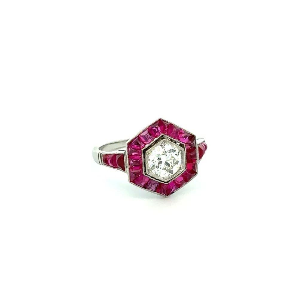 Tout simplement magnifique ! Bague vintage hexagonale en platine avec diamants et rubis. Au centre se trouve un diamant de 77 carat de taille européenne serti à la main et solidement niché. Entouré de 1.80tcw Buff Top Rubies. Monture en platine