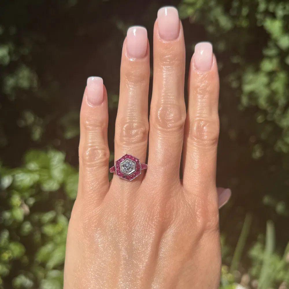 Moderniste Bague vintage en platine avec diamant OEC et rubis Buff Top Hexagone en vente