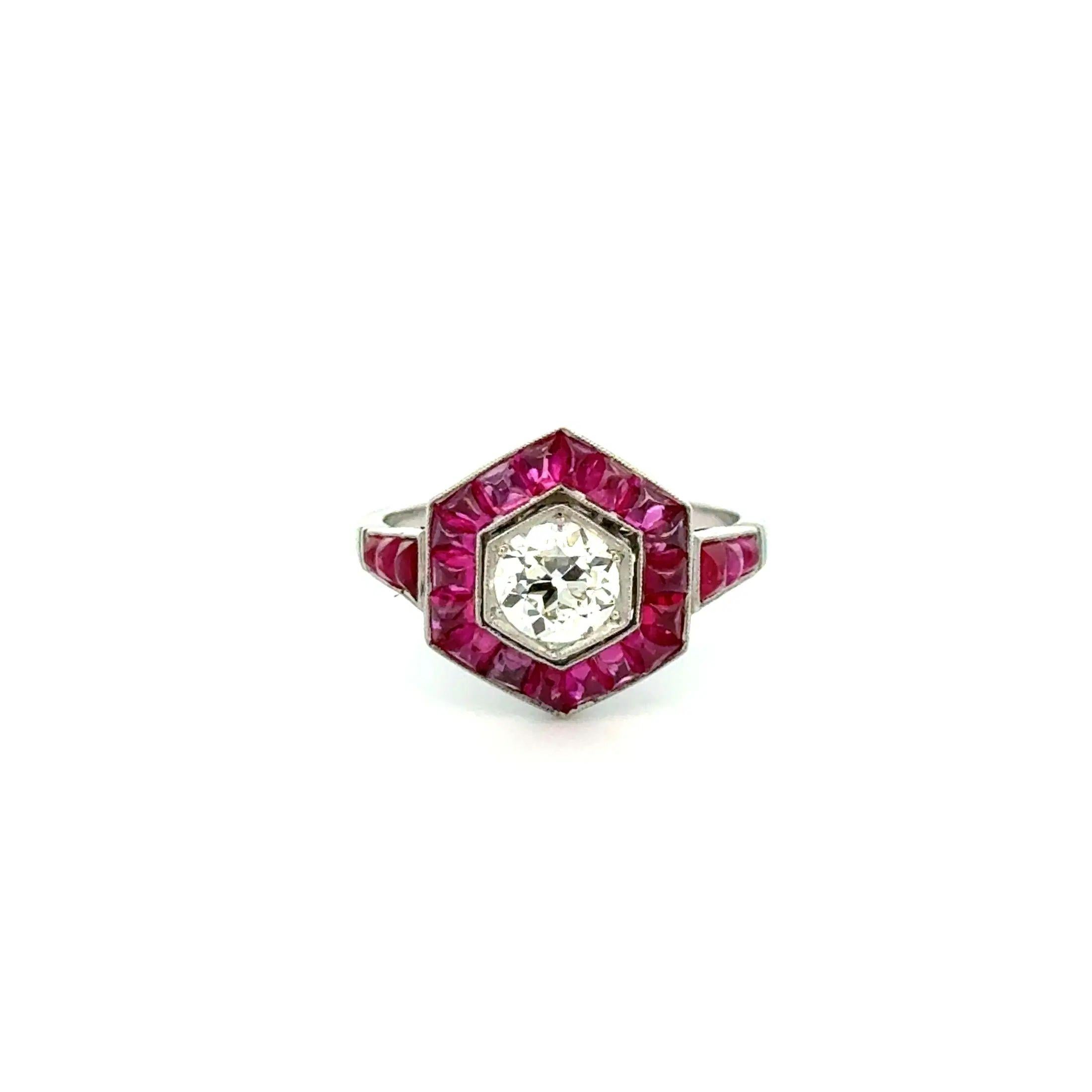 Taille mixte Bague vintage en platine avec diamant OEC et rubis Buff Top Hexagone en vente
