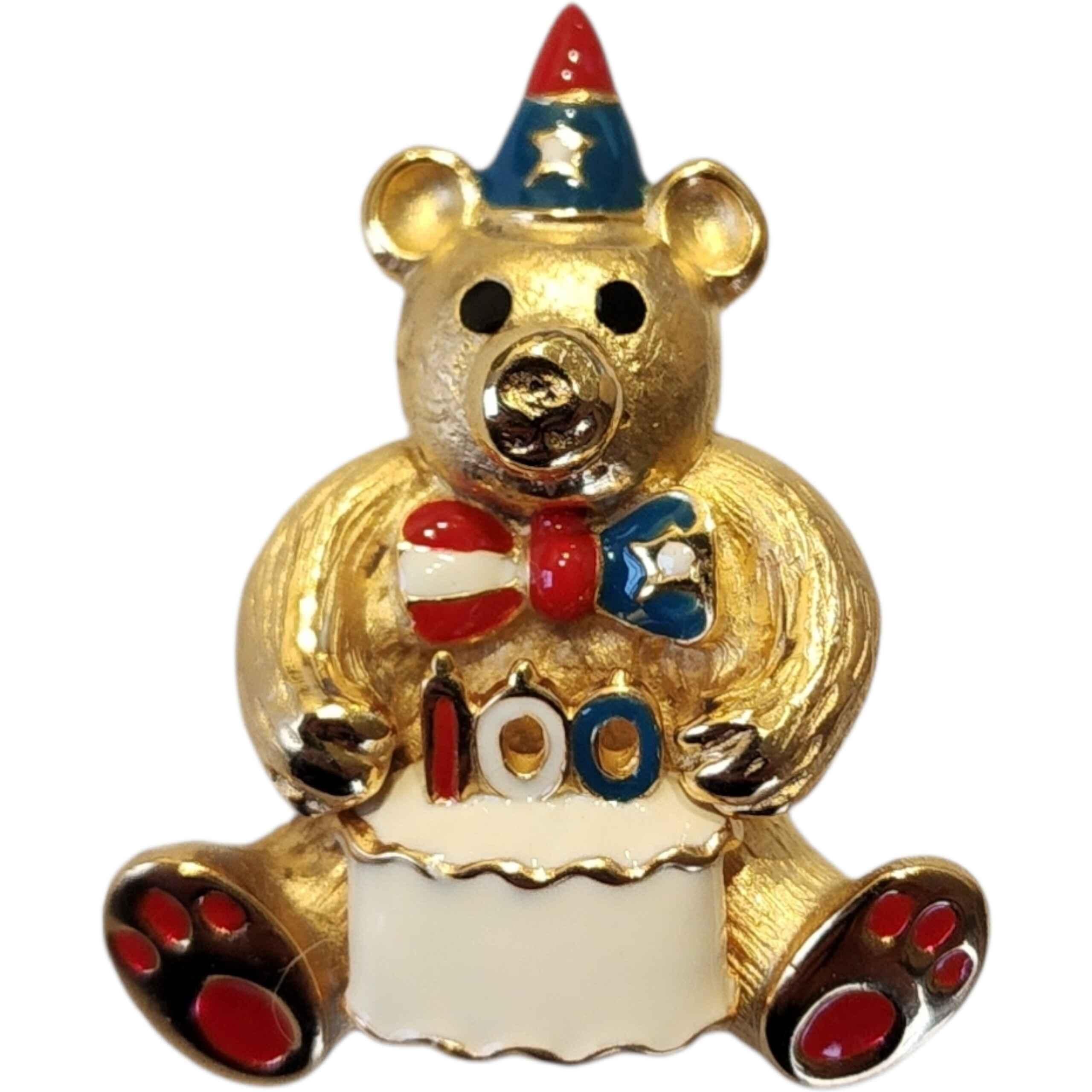 Vintage VERO Emaille Geburtstag Bär Brosche - 100th Celebration Cake Pin, Gold-Ton, rot weiß & blau patriotischen Sammlerstück
Feiern Sie ein Jahrhundert stilvoll mit diesem entzückenden Vintage VERO  Teddybär-Brosche aus Emaille, ein skurriles