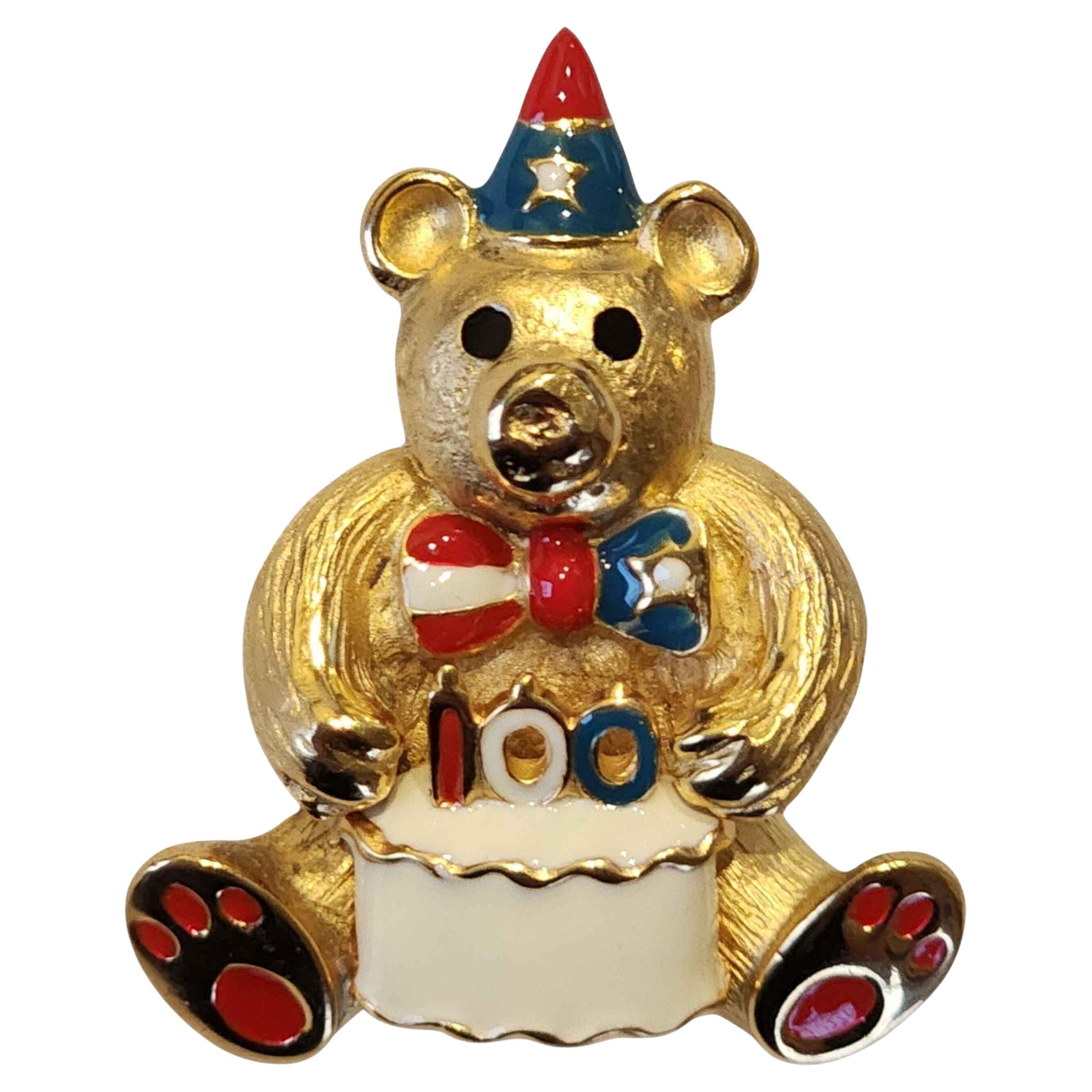 Vintage VERO Emaille Geburtstag Bär Brosche 100th Celebration Cake Pin im Angebot