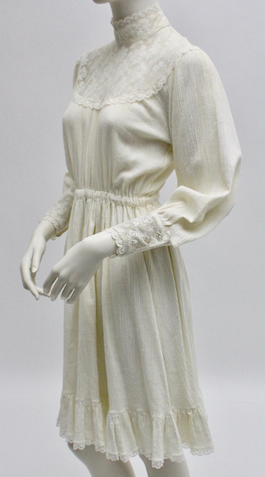 Vintage Off White Boho Day Dress with Laces 1970s France In Good Condition For Sale In Vienna, AT