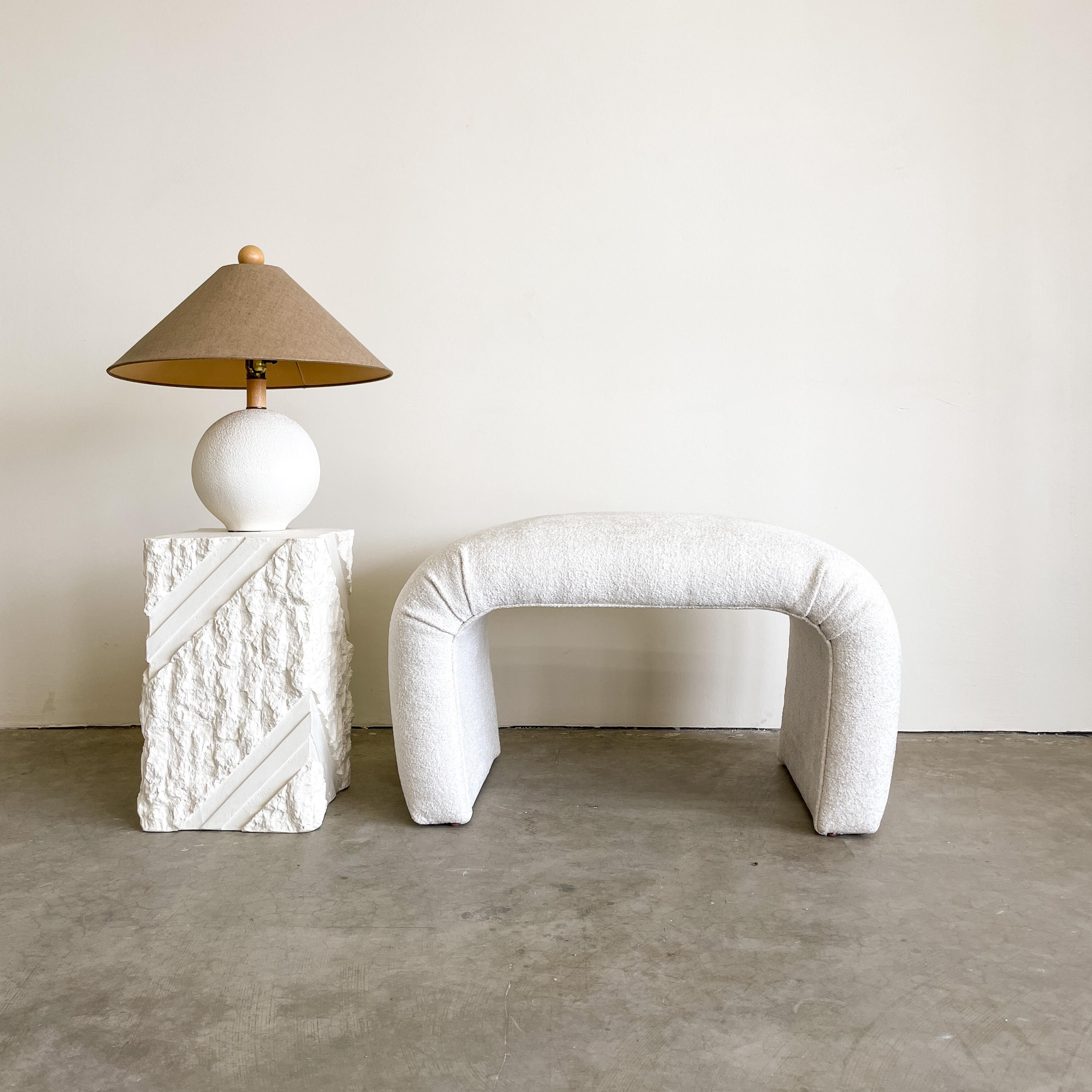 Banc vintage des années 80 avec cascade. 

Nouvellement tapissé en tissu bouclé. Veuillez vous référer aux photos.

Couleur : Blanc cassé (avec une pointe de crème)

Condit :
Nouvellement tapissé 

Mesures :
Longueur : 30 1/2