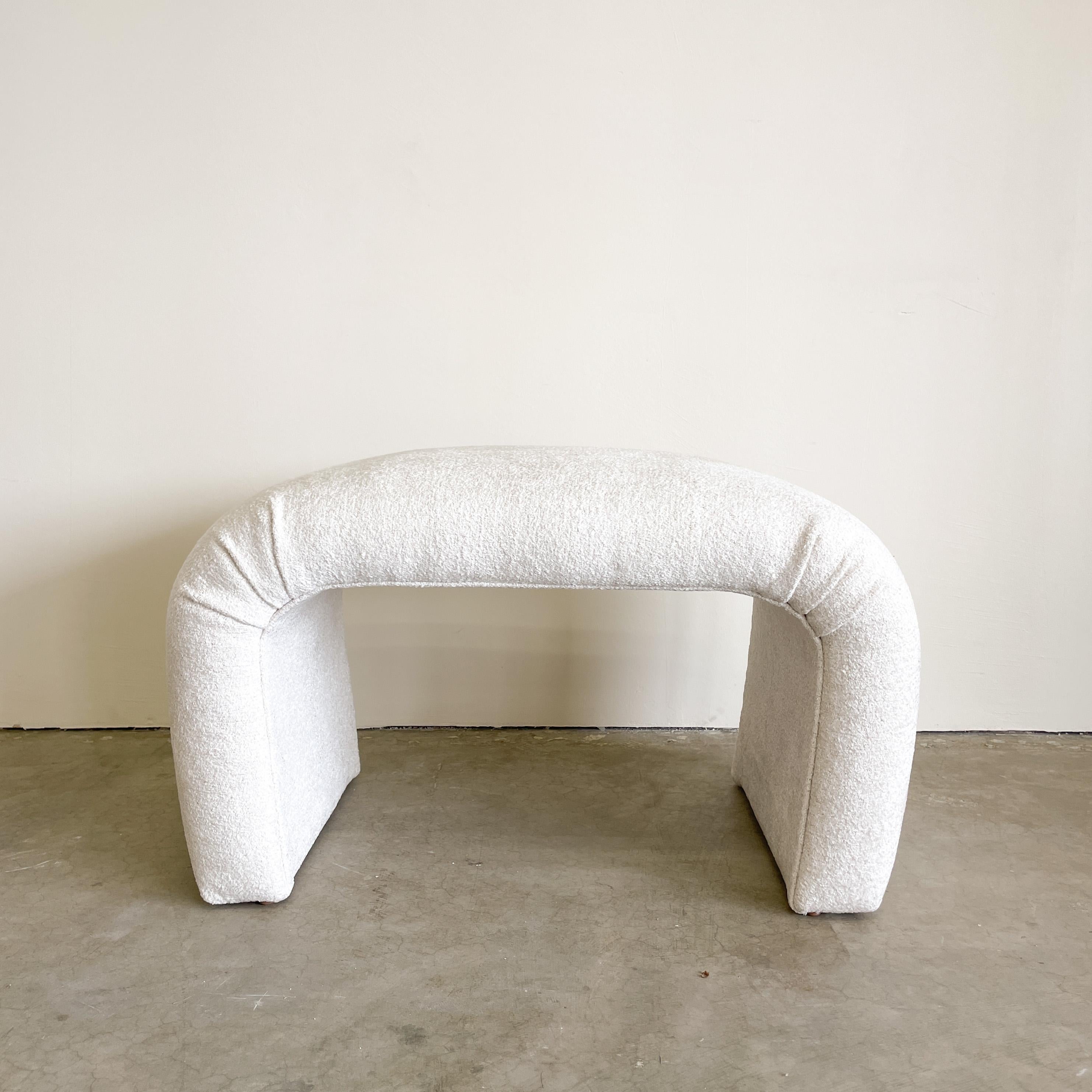 Postmoderne Banc en tissu bouclé blanc cassé postmoderne rétro MCM des années 80 en vente