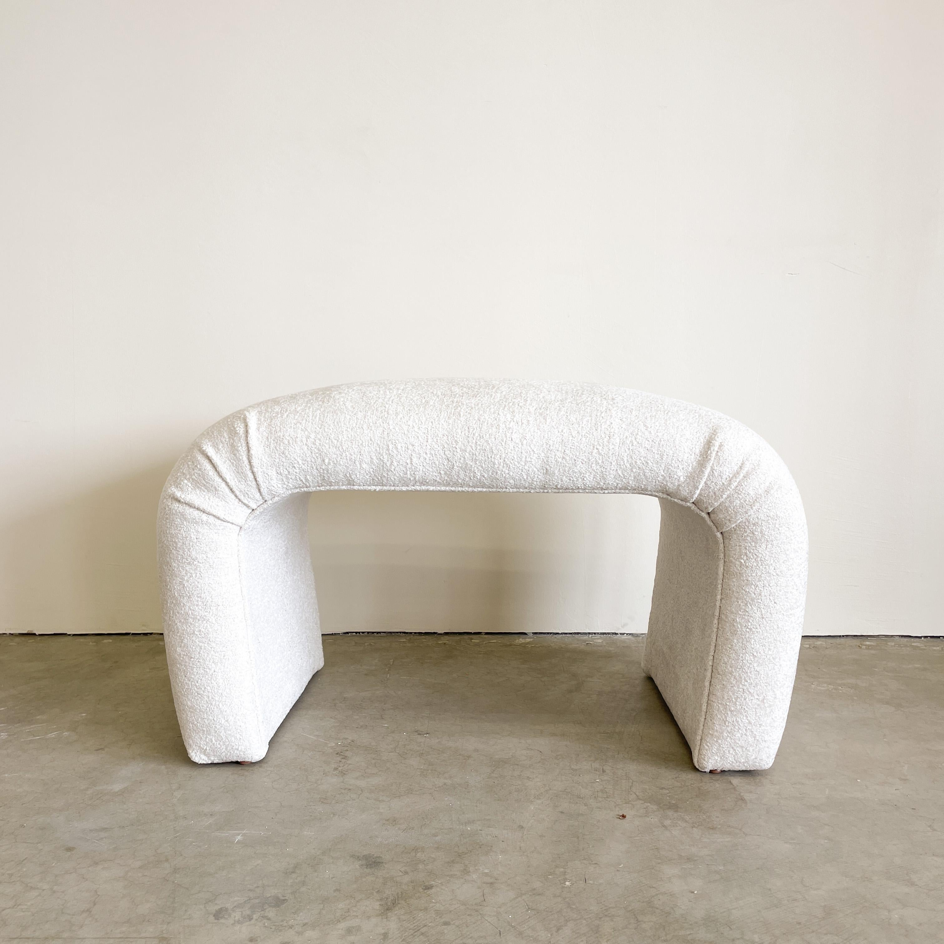 Inconnu Banc en tissu bouclé blanc cassé postmoderne rétro MCM des années 80 en vente