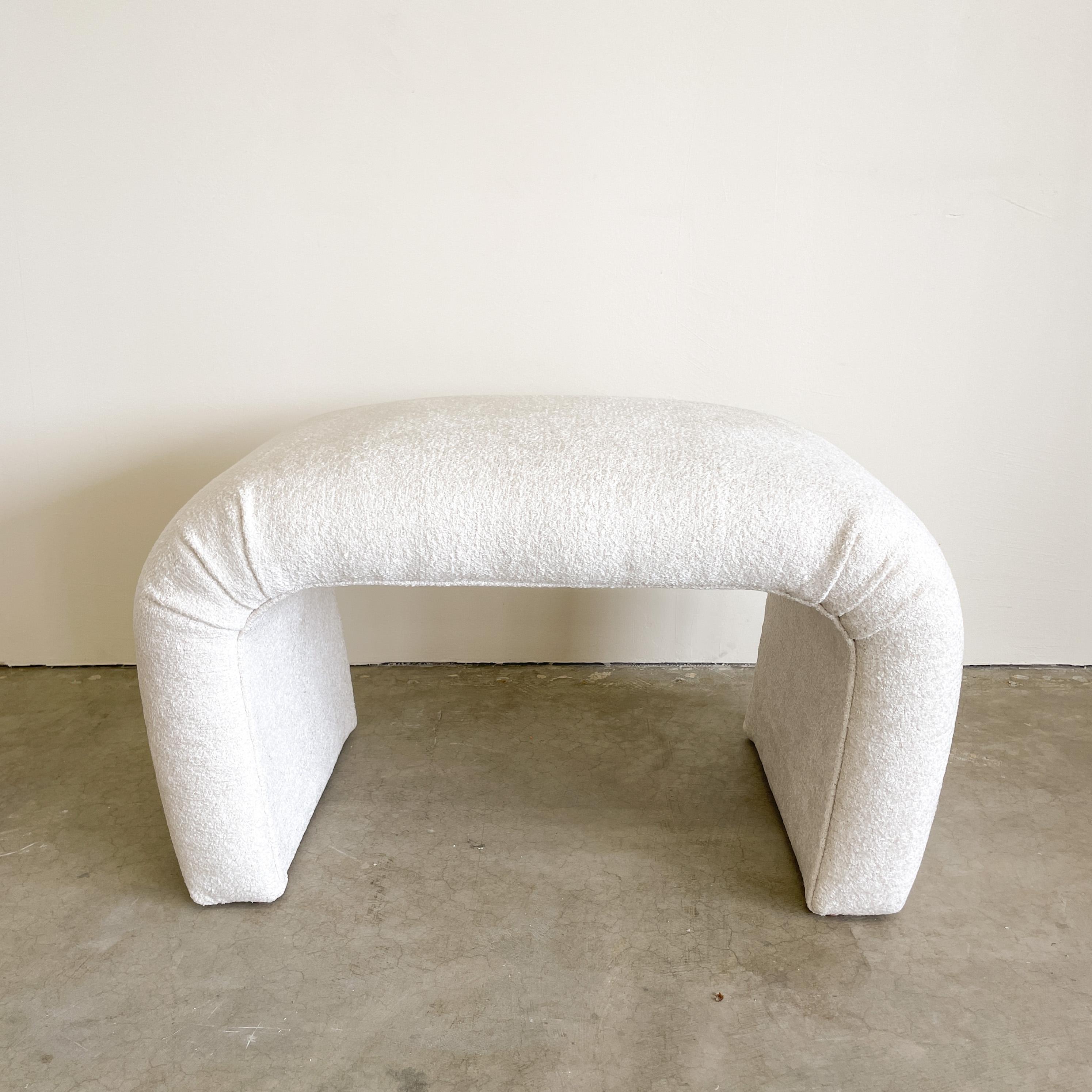Banc en tissu bouclé blanc cassé postmoderne rétro MCM des années 80 Excellent état - En vente à Palm Desert, CA