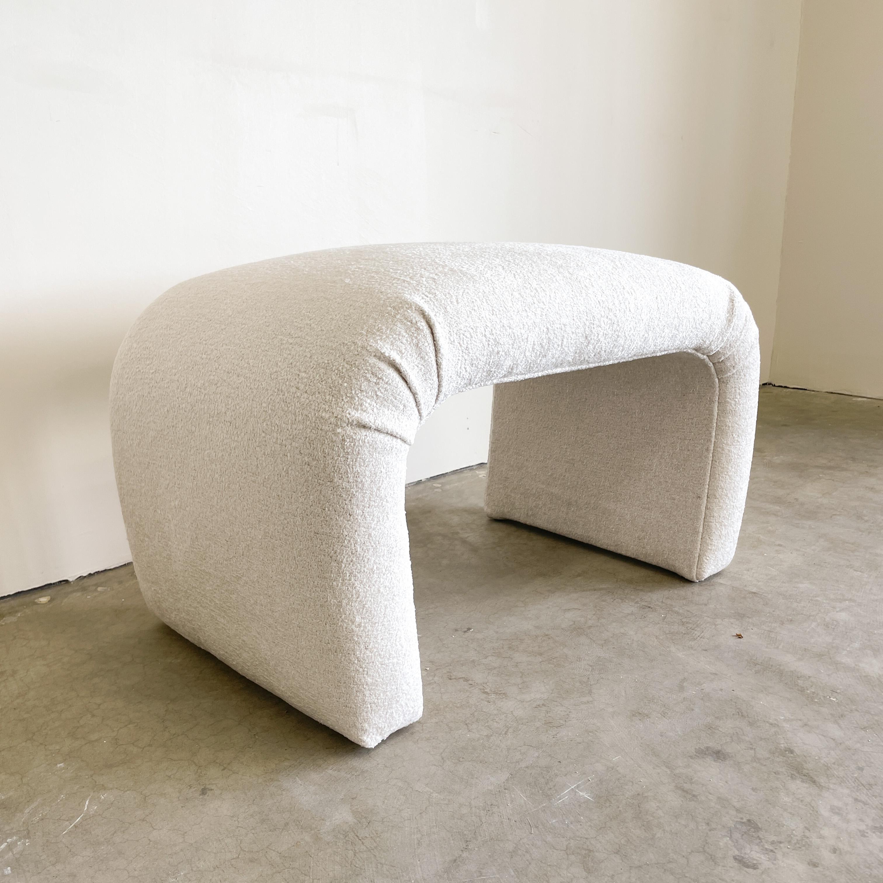 Bouclé Banc en tissu bouclé blanc cassé postmoderne rétro MCM des années 80 en vente